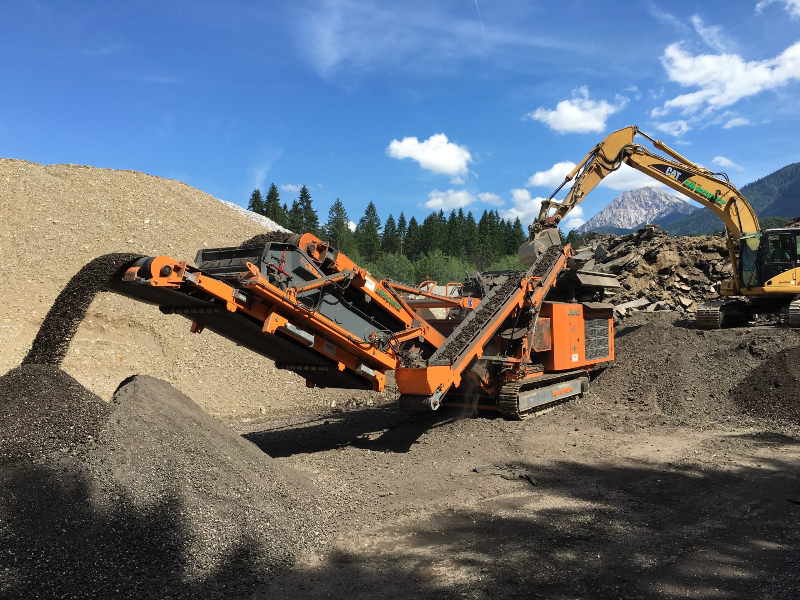 Etwa 1.300 Tonnen Recycling-Asphalt 0/22mm werden im Schnitt bei Urschitz pro Tag erzeugt und vor allem für den Wegebau eingesetzt. Bild: Rockster Austria International