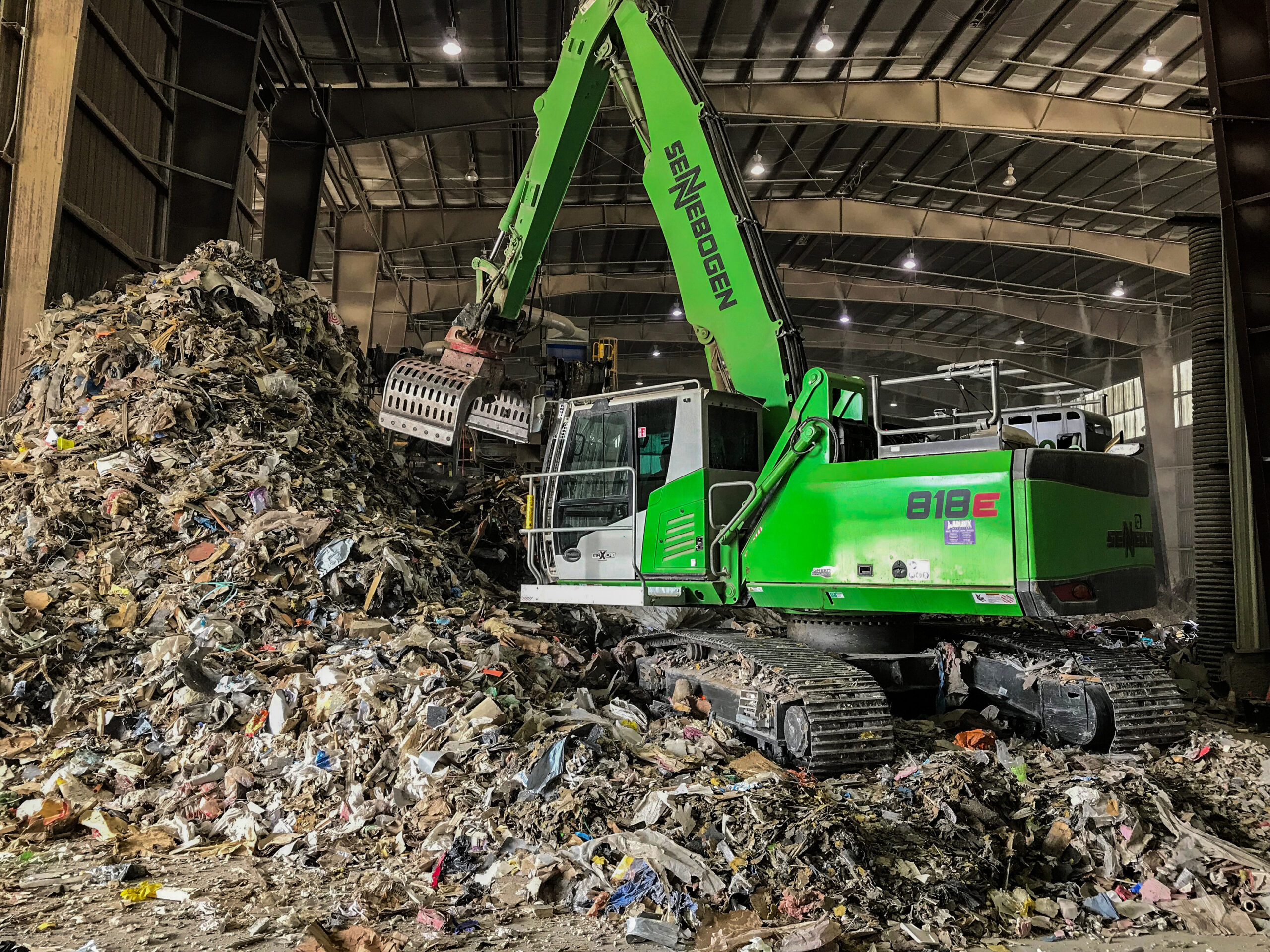 Raupen-Umschlagbagger 818 R: Betrieb in den Hallen der Recyclinganlage in den USA.