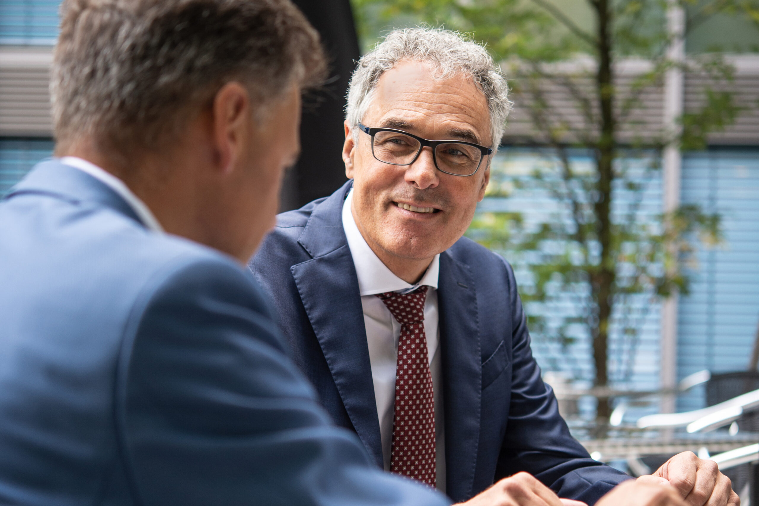 Gebündelte Kräfte: Willi Stadler, Geschäftsführer der Stadler Anlagenbau GmbH, und Christian Fisch, Head of Plants bei der Krones AG, möchten im Zuge der Kooperation die Kreislaufwirtschaft stärken und die technologischen Möglichkeiten des Recyclings ausloten.