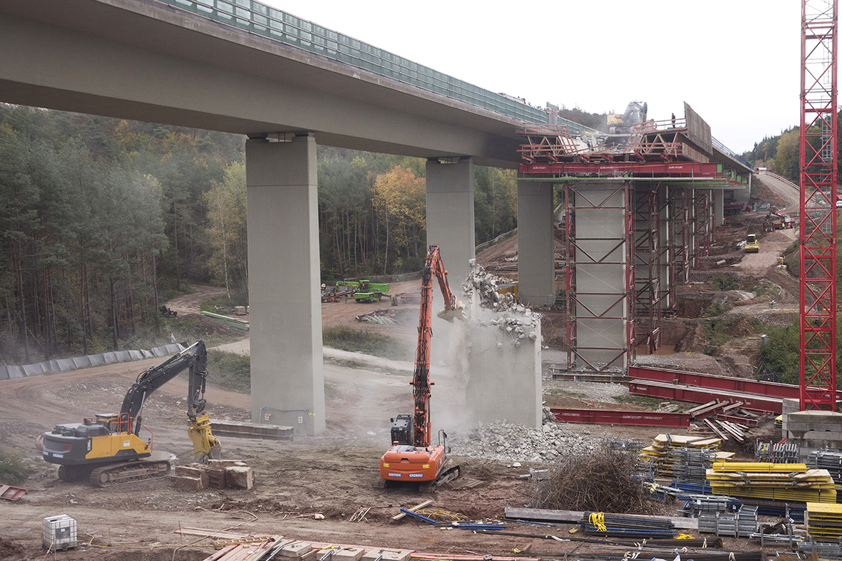 Solide Maschinentechnik verwendet das Unternehmen Wende beim Abbruch der Autobahn-Talbrücke Langenschwarz, darunter drei Bagger mit Abbruchscheren von Genesis. Bild: Genesis