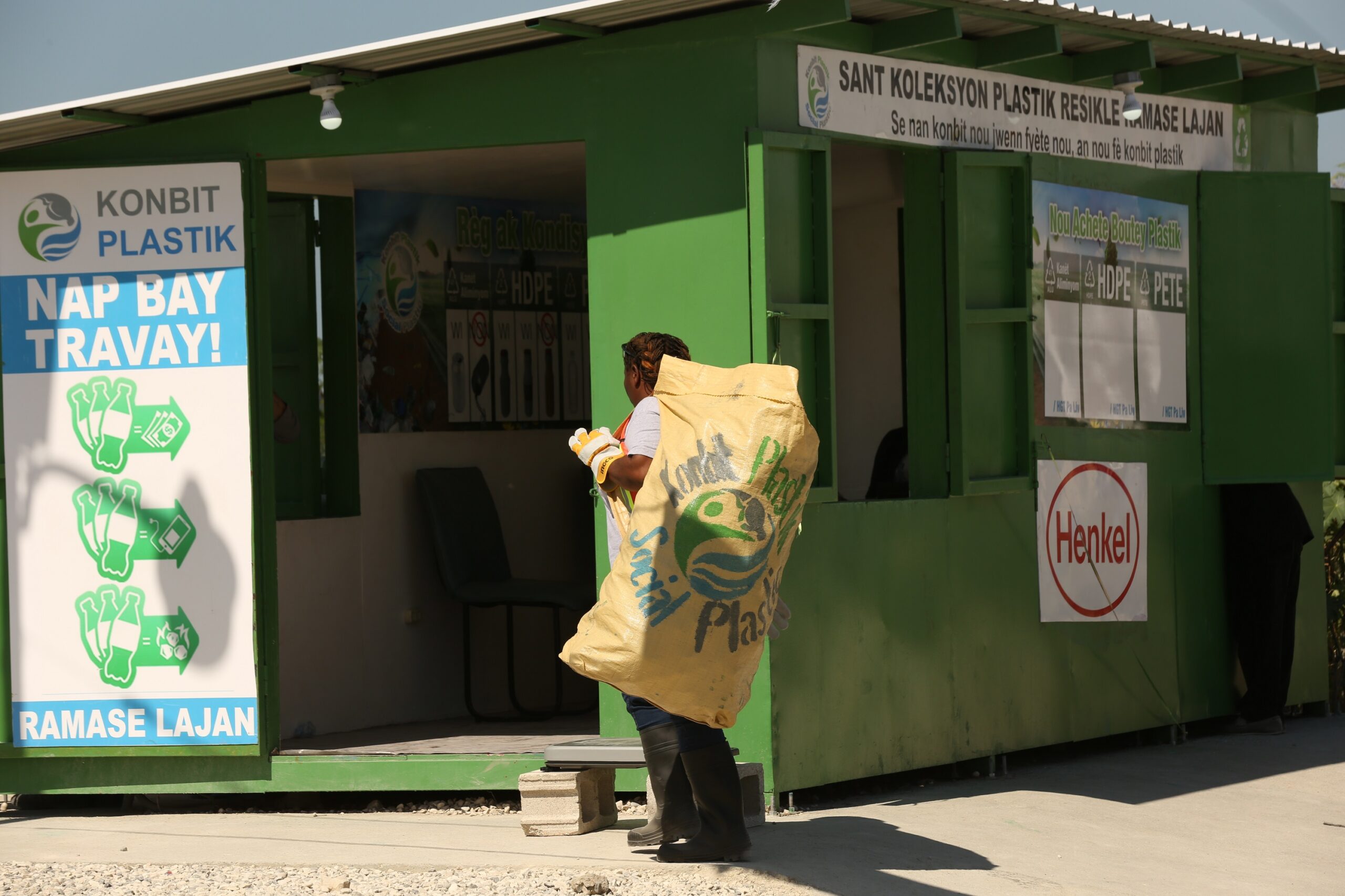 Das gesammelte Plastik wird in Sammelcentern von Plastic Bank gegen Sach- oder Dienstleistungen eingetauscht und wird als Social Plastic wieder in die Wertschöpfungskette integriert.