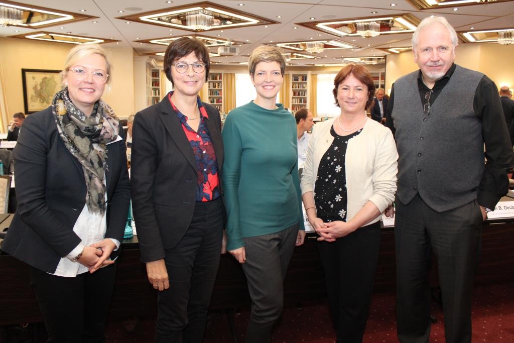 v.l. Katrin Büscher, Geschäftsführerin ASA, Annette Watermann-Krass, MdL, Wibke Brems, MdL, Bianca Winkelmann, MdL, Thomas Grundmann, Vorsitzender ASA, Bild: ASA