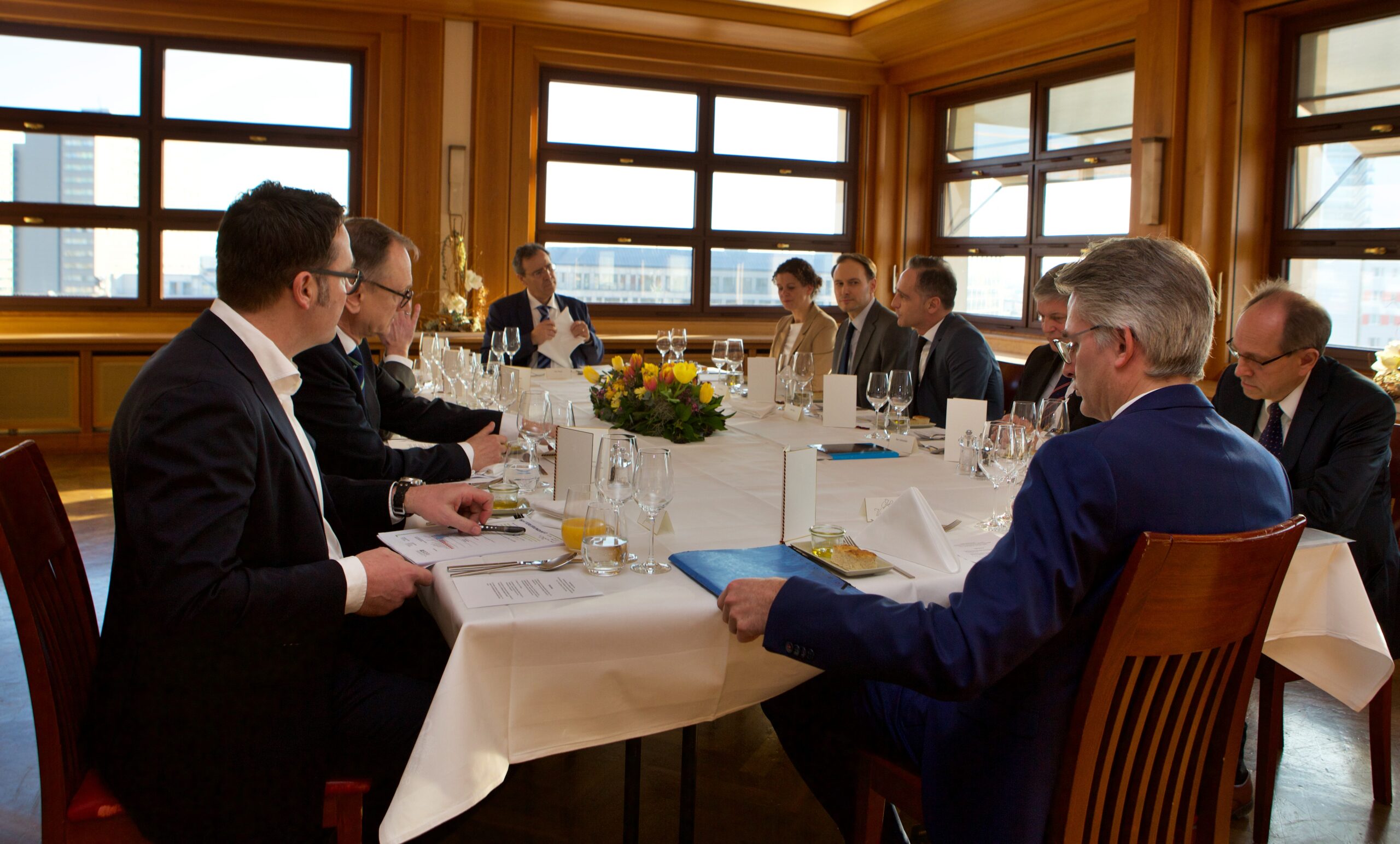 BDSV Hauptgeschäftsführer Thomas Junker; vierter von rechts: Bundesaußenminister Maas.