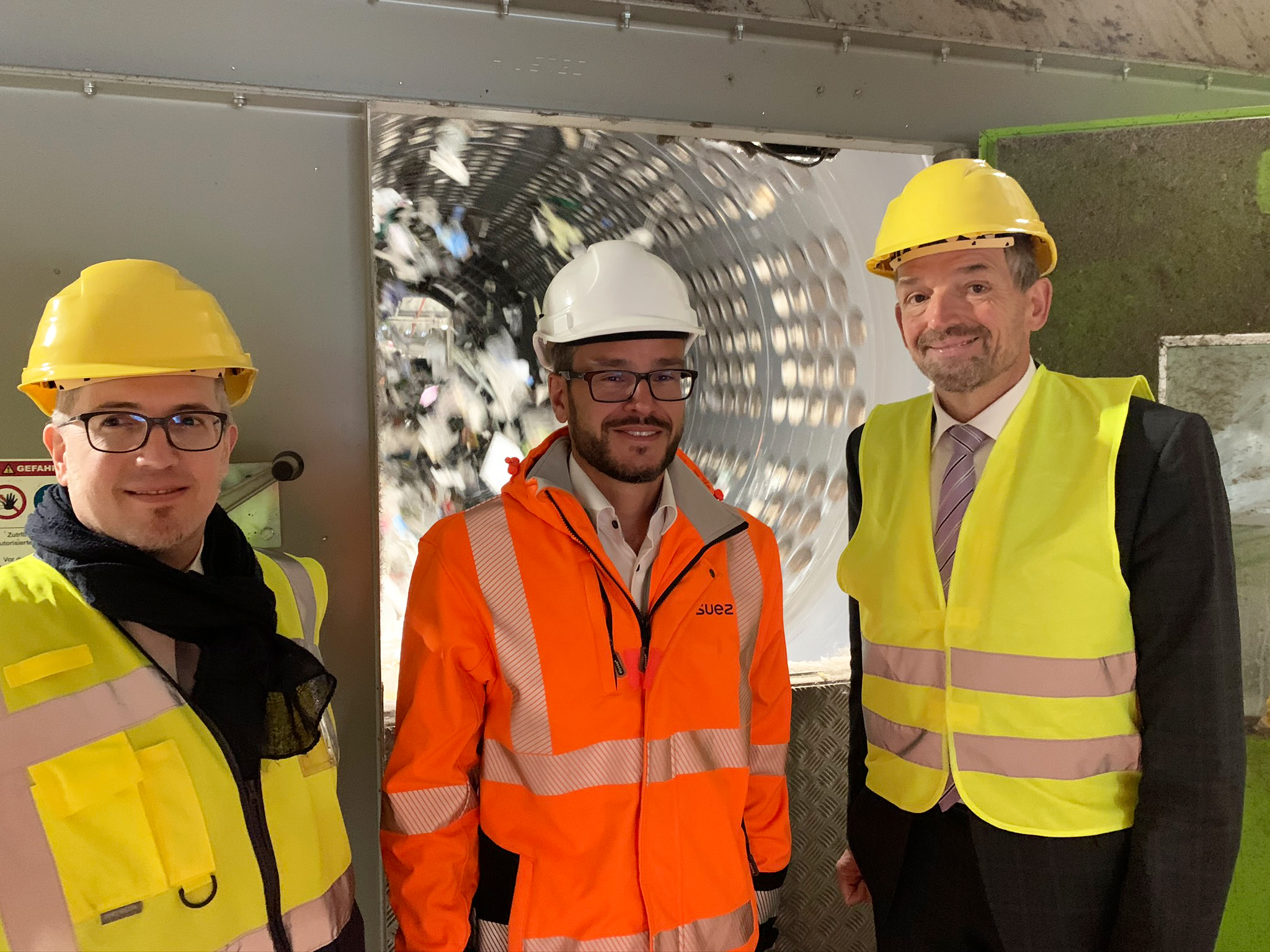 Geschäftsführer Jochen Zickwolf (Mitte) zeigte Dr. Christoph Epping (re.) und Dr. Alexander Janz (li.), wie Leichtverpackungen mittels innovativer Technologie effizient sortiert werden. Bild: Suez