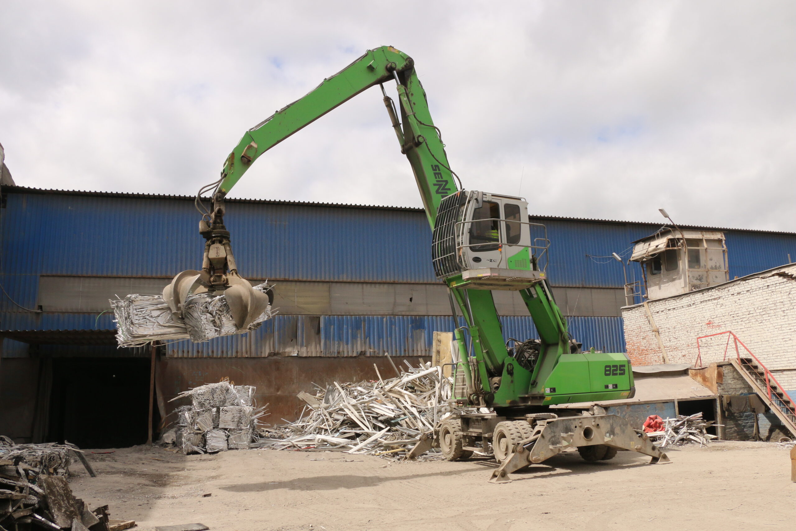 Sennebogen 825 D-Serie: Unterstützt JSC Aluminium Alloys bei der Platzlogistik in der Aluminium-Aufbereitung. Bild: Sennebogen