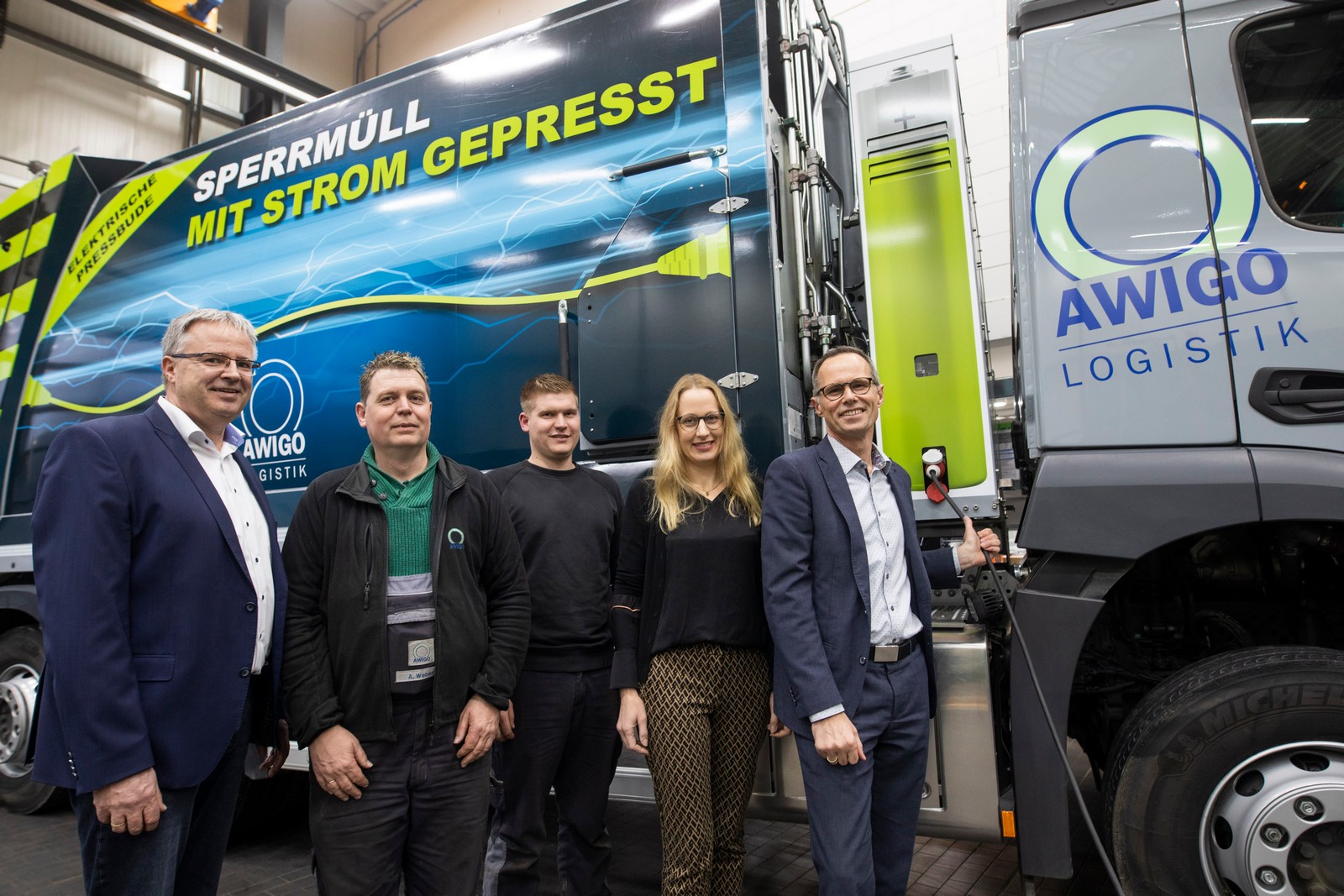Präsentation des neuen Fahrzeugs der AWIGO Logistik, in dem Sperrabfälle elektrisch gepresst werden (v.l.n.r.): Geschäftsführer Ralf Zöller, Werkstattleiter Andreas Weber, KFZ-Technikermeister Patrick Weber, Landrätin Anna Kebschull und Geschäftsführer Christian Niehaves. Foto: S. Hehmann.