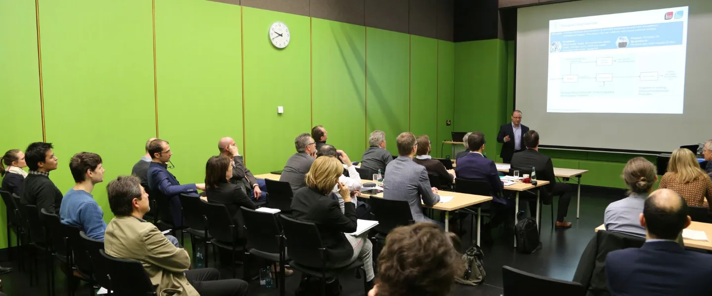 Fachleute aus Wirtschaft, Wissenschaft und Nichtregierungsorganisationen diskutierten in Freiberg über die Möglichkeiten des chemischen Recyclings. Bild: Fraunhofer IMWS