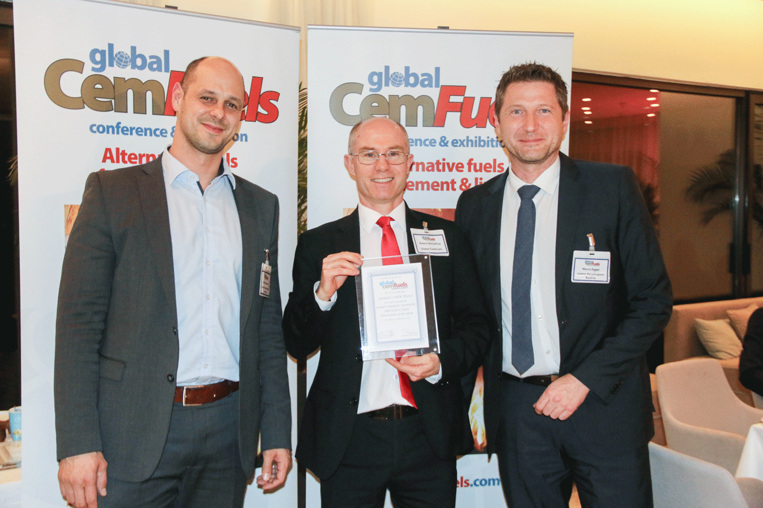 Global CemFuels Award für Lindner DEX Antrieb in der Kategorie „Alternative Fuels Innovation of the Year“: v.l.n.r. Sales Manager Fritz Driessler (Lindner), Robert McCaffrey (Global CemFuels), Area Sales Manager Marco Egger (Lindner)