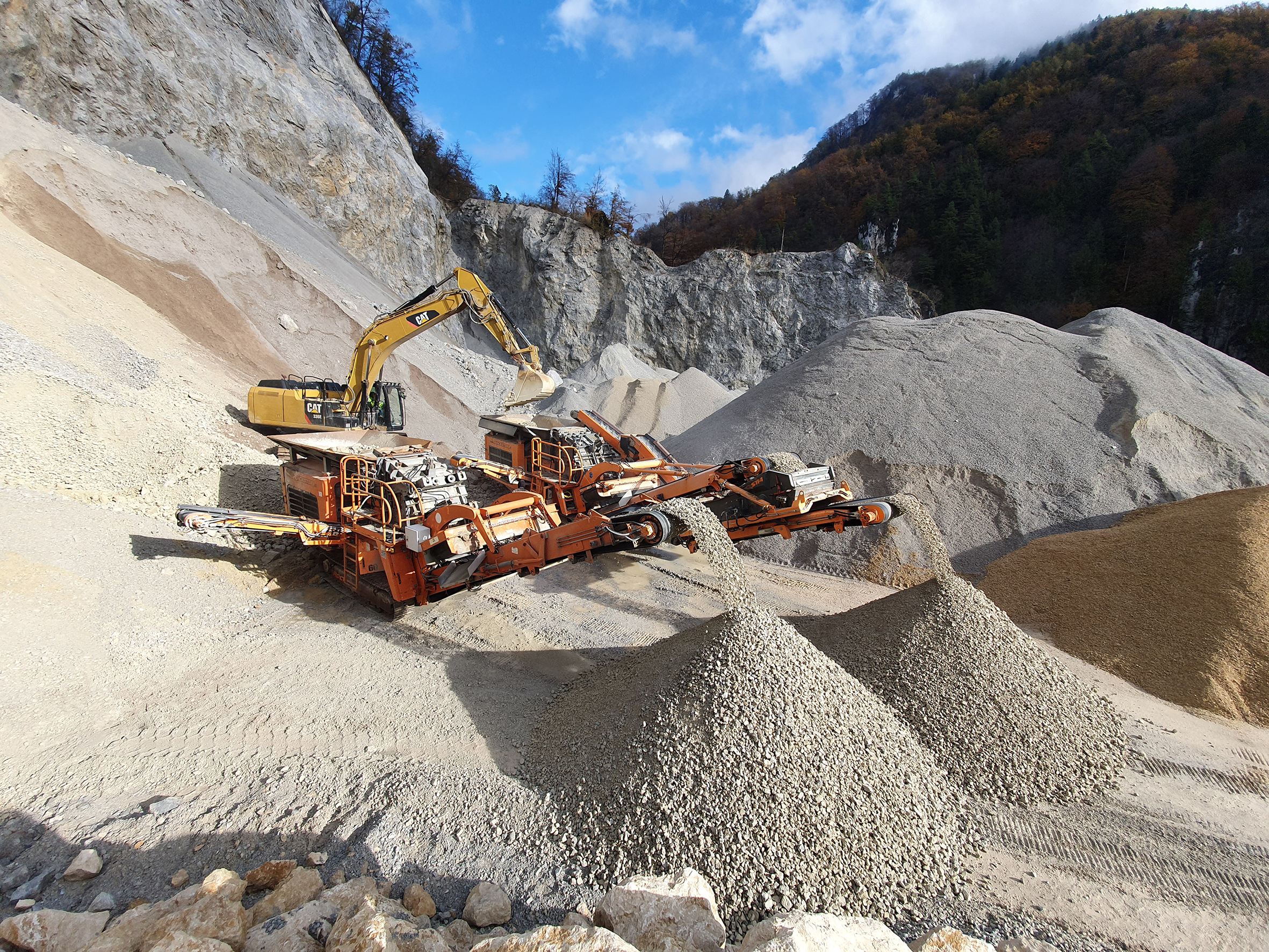 Prallbrecher ohne Siebsystem und inklusive Siebbox und Rückführ-/Haldenband im Dolomitsteinbruch in Kislovec (Quelle: Rockster)