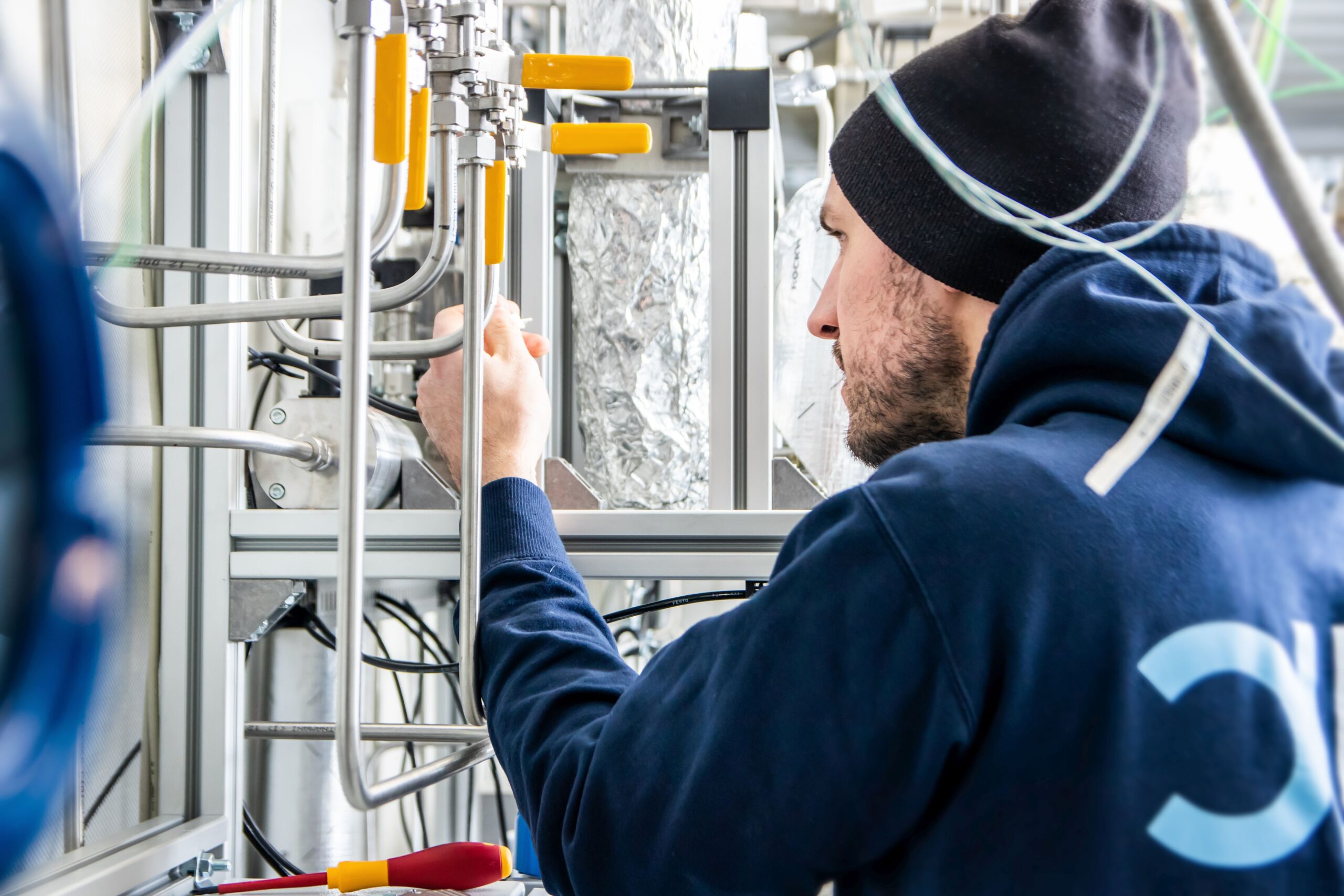 Im Forschungsprojekt NECOC entsteht eine integrierte Versuchsanlage, mit der ein neuer Prozess zur Reduktion des Treibhausgases CO2 in der Atmosphäre erprobt wer- den soll. Produziert wird dabei Carbon Black – ein hochwertiger, fester Kohlenstoff. Bild: Moritz Leg