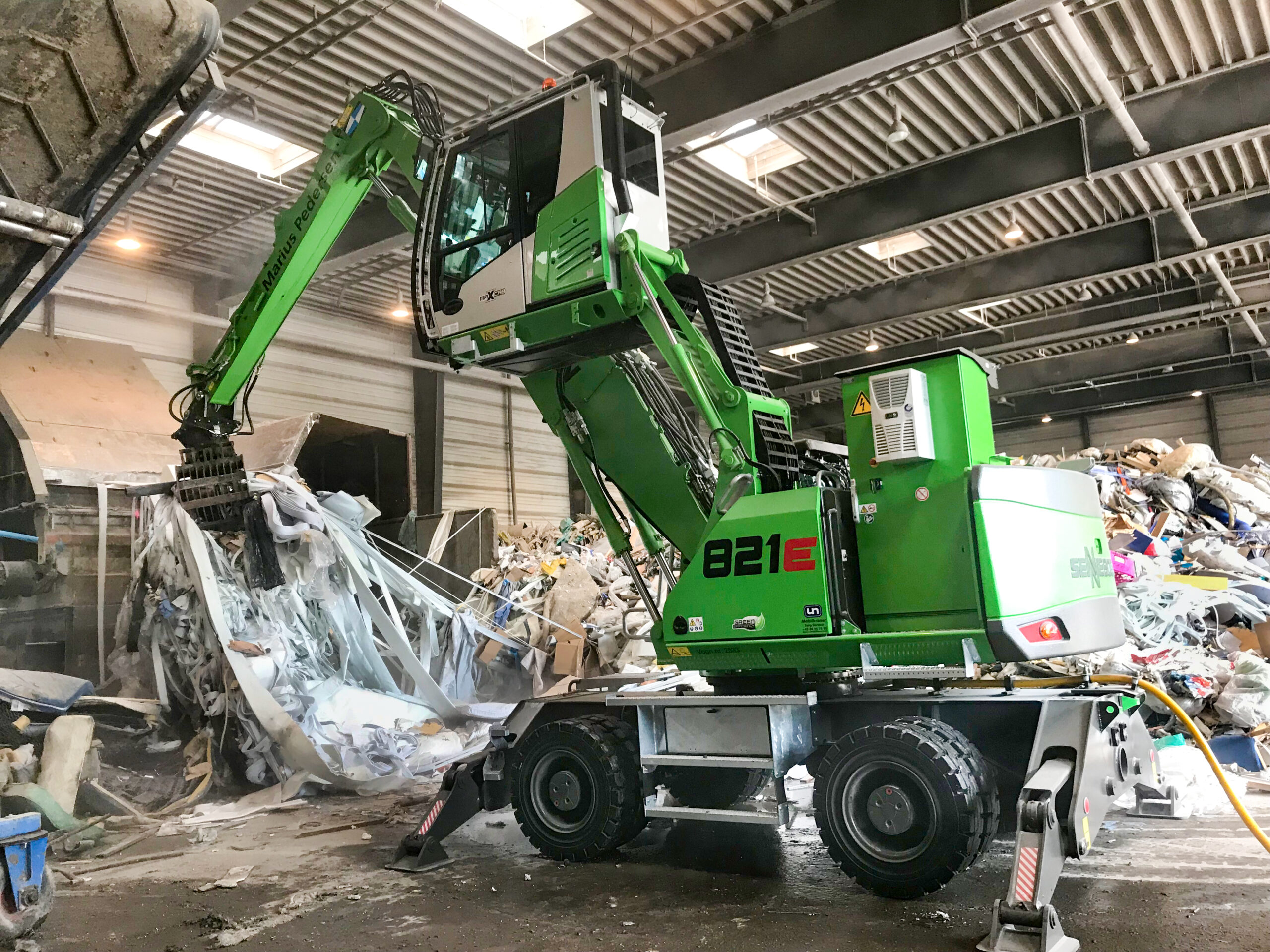 Elektrisch angetriebene Umschlaglösung 821 Mobil von Sennebogen: Perfekte Lösung in der Halle für dänischen Recycler Marius Pedersen A/S Bild. Sennebogen