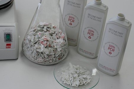 Die nach Unternehmensangaben weltweit ersten PE-Etiketten, die zu 100 Prozent aus haushaltsnahen PE-Verpackungen produziert wurden.