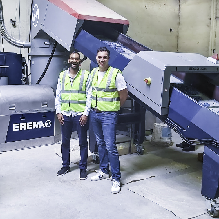 Keiran Smith und Karim Debabe vor der Intarema 1108 TVEplus RegrindPro von Erema. Diese sorgt dafür, dass bis zu 500 kg/h HDPE und bis zu 600 kg/h PP Kunststoff aus Haushaltsmüll zu Regranulat verarbeitet wird.
Bild: Mr. Green/Erema