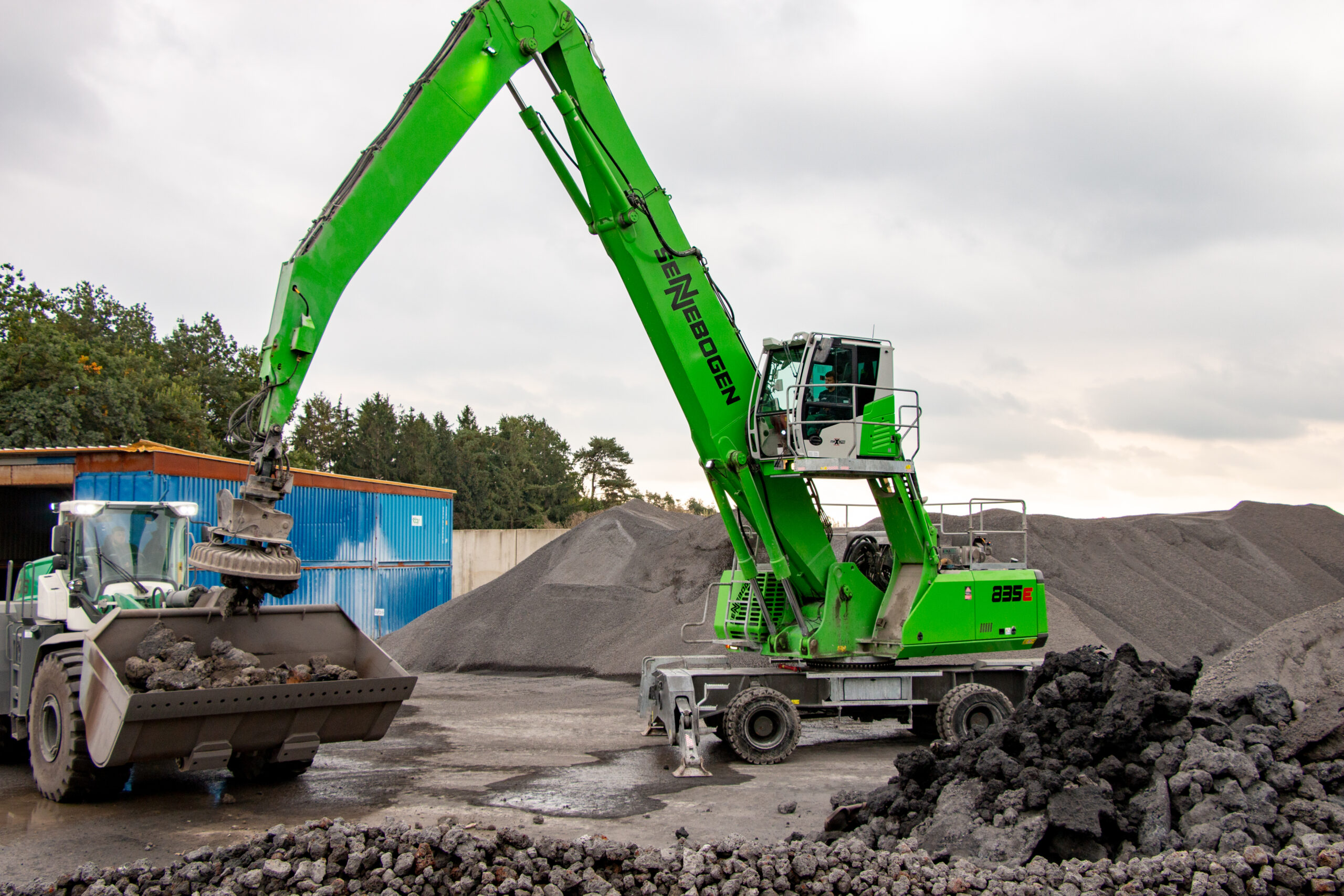Sennebogen 835 E-Serie: Schlackesortierung für die spätere Zerkleinerung in Körnungsgrößen von kleiner als 150 mm. Bild: Sennebogen