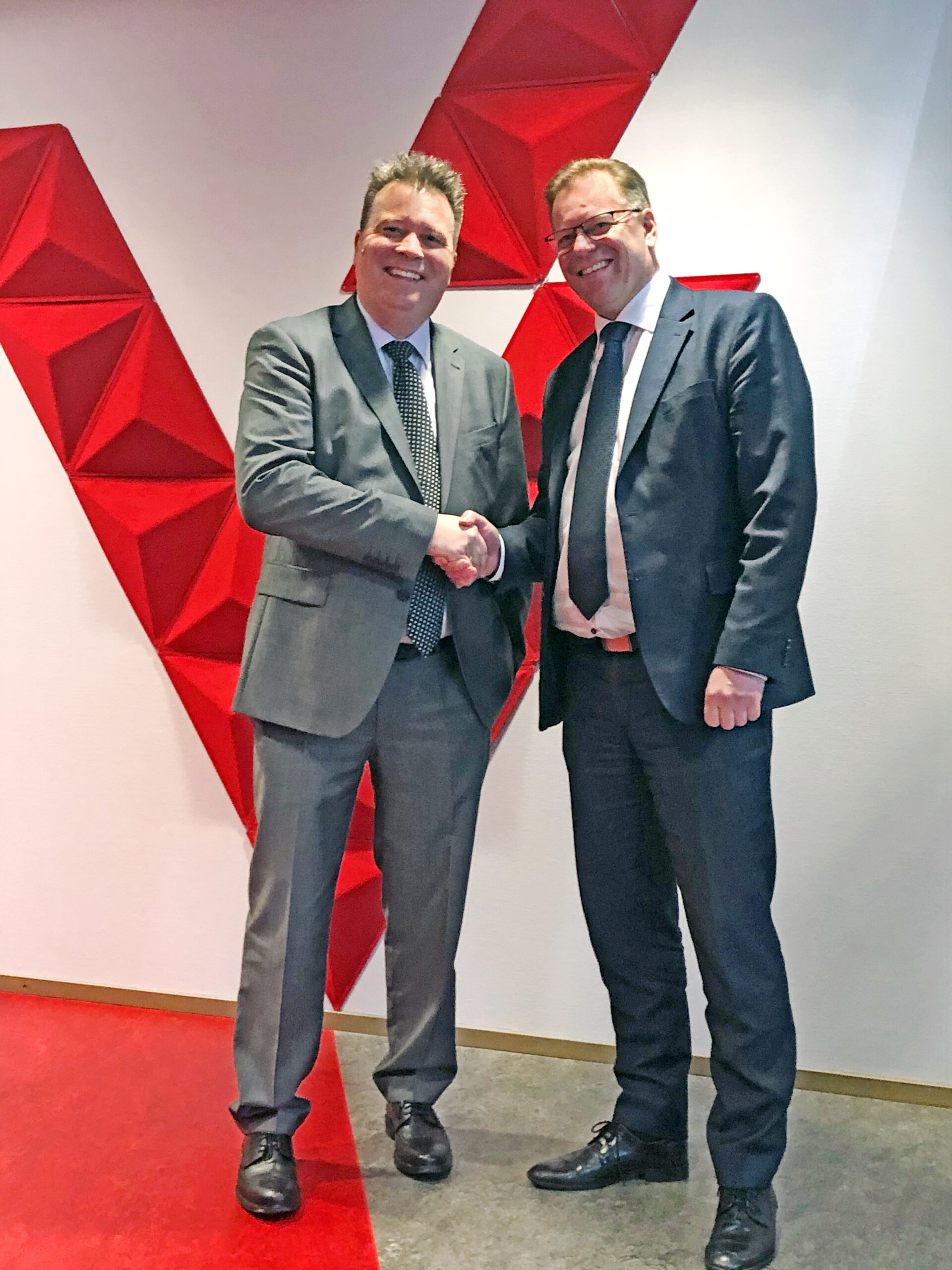 Der offizielle Startschuss für die neue Waste to Energy Anlage in Vantaa, Finnland, erfolgte am 5. März. Auf dem Foto von links nach rechts: Thomas Feilenreiter, Geschäftsführer der Steinmüller Babcock Environment GmbH und Jukka Toivonen, Vorsitzender der Vantaan Energia Oy