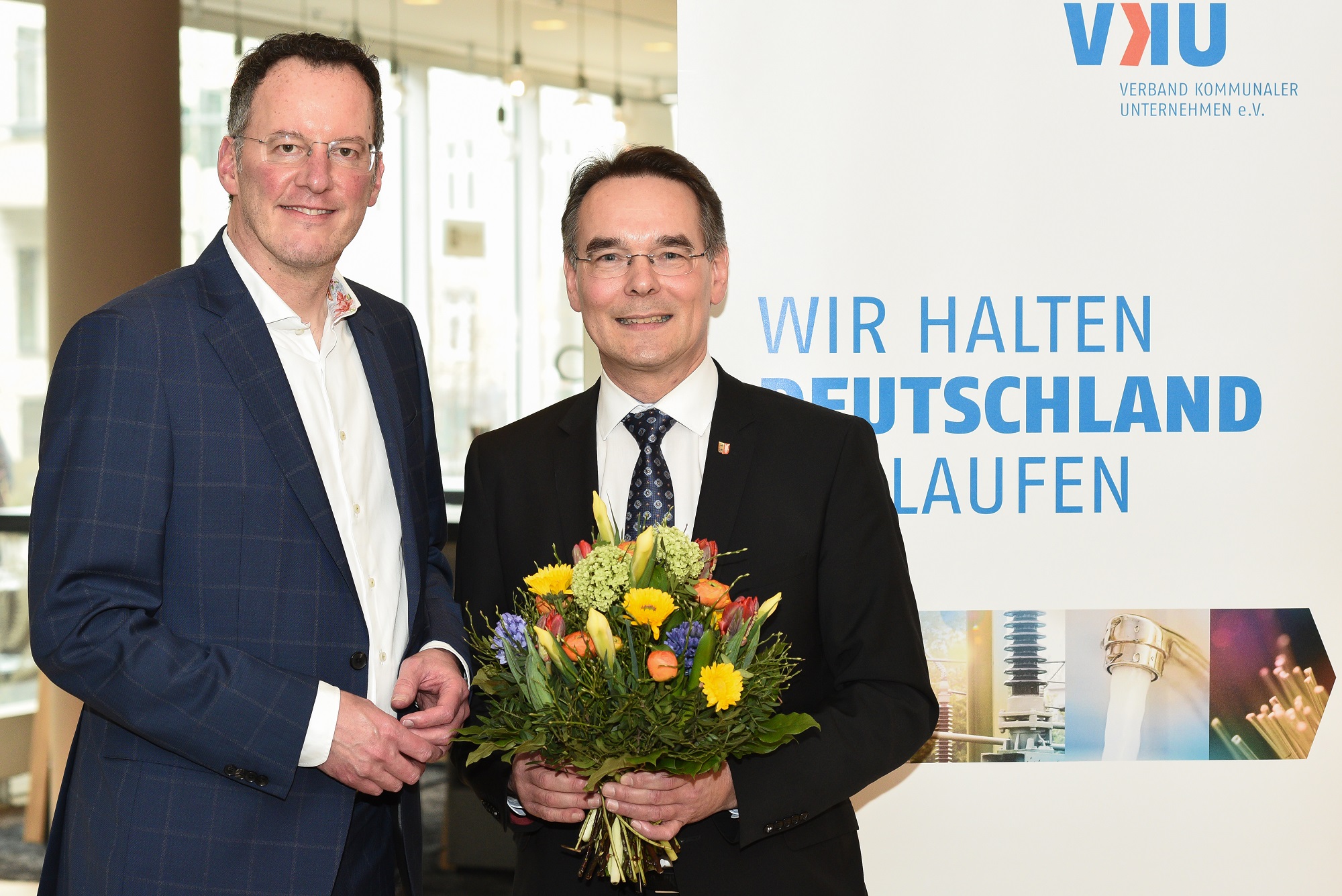 VKU-Präsident Michael Ebling gratuliert Ingbert Liebing, dem neuen VKU-Hauptgeschäftsführer.