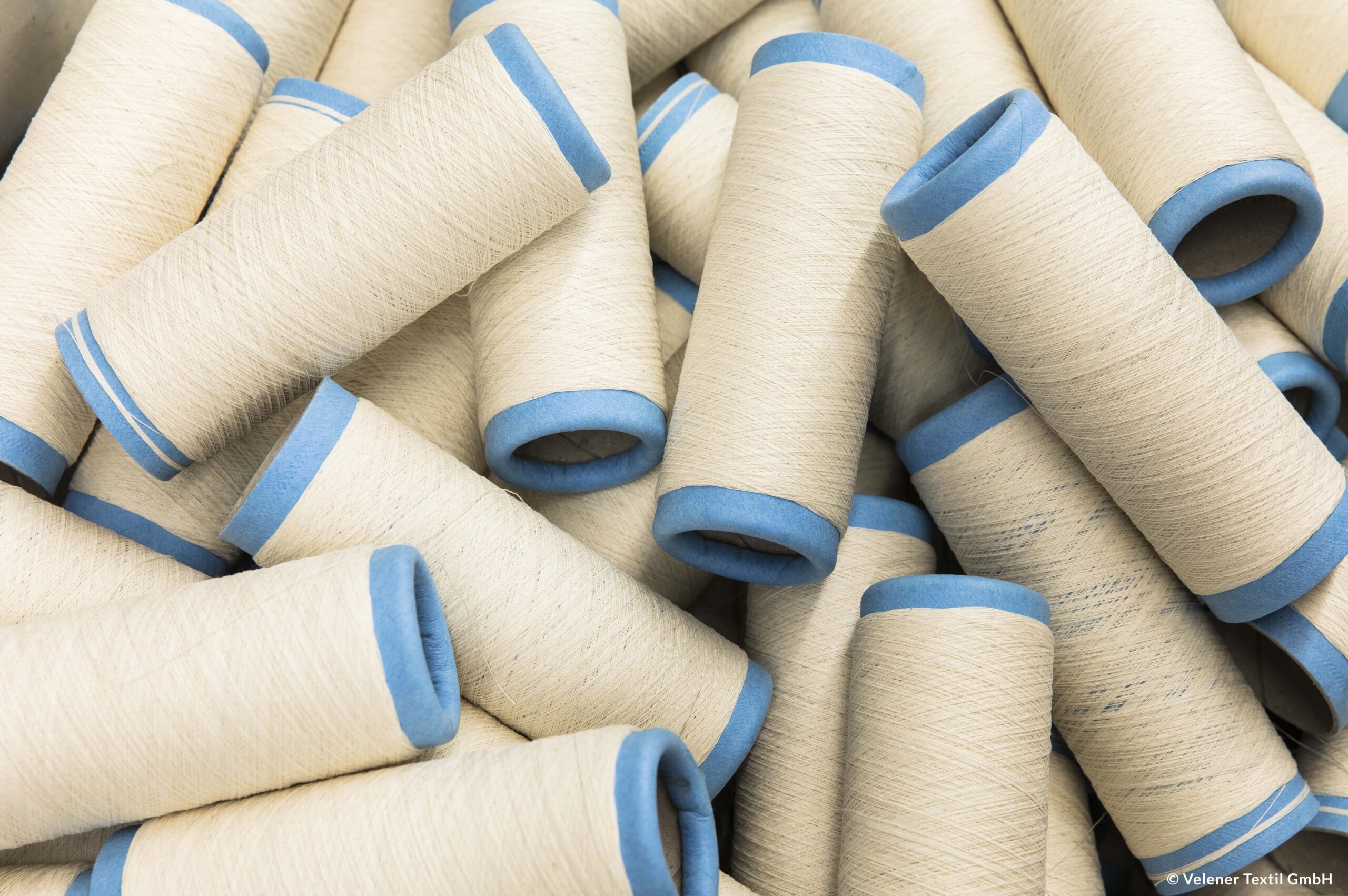 WECYCLED®:
Die Velener Textil GmbH aus dem Münsterland möchte in der Textilbranche einen geschlossenen Wertstoffkreislauf etablieren. Das Familienunternehmen setzt auf das Sammeln, Recyceln und Wiederverwerten von Garn- und Geweberesten – ein einzigartiges Projekt. Bild: Velener Textil GmbH / Andreas Löchte