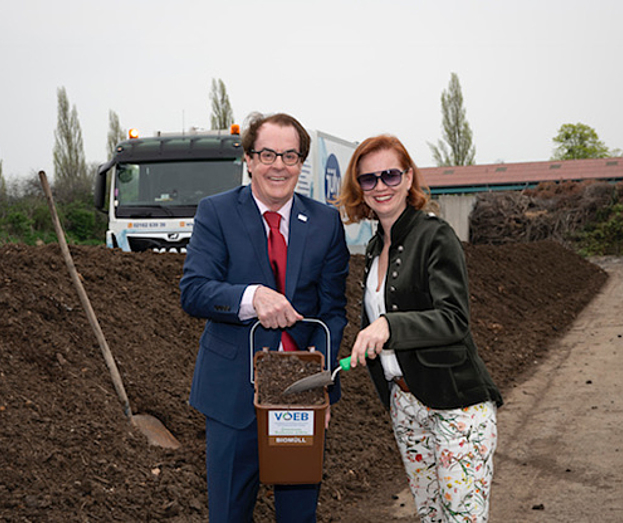 Hans Roth, Präsident VOEB und Gaby Jüly, Geschäftsführerin Abfallservice Jüly Bild:VOEB, Kurt Keinrath