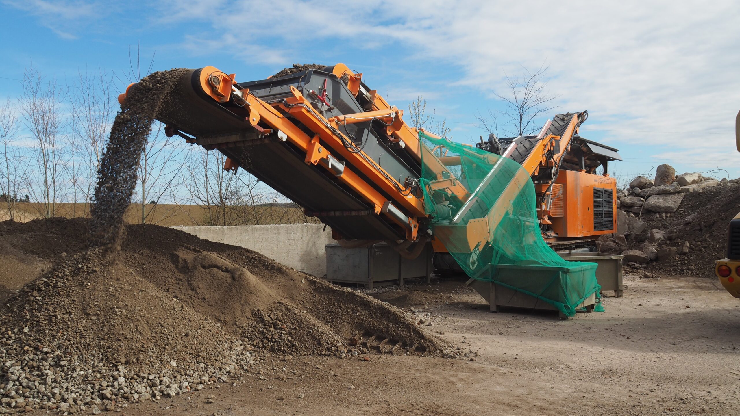 Rockster Prallbrecher R1100DS inklusive Siebsystem und Windsichter zur profitablen Aufbereitung von Bauschutt bei Richard Forster Recycling in Steinkirchen (Bayern). Bild: Rockster