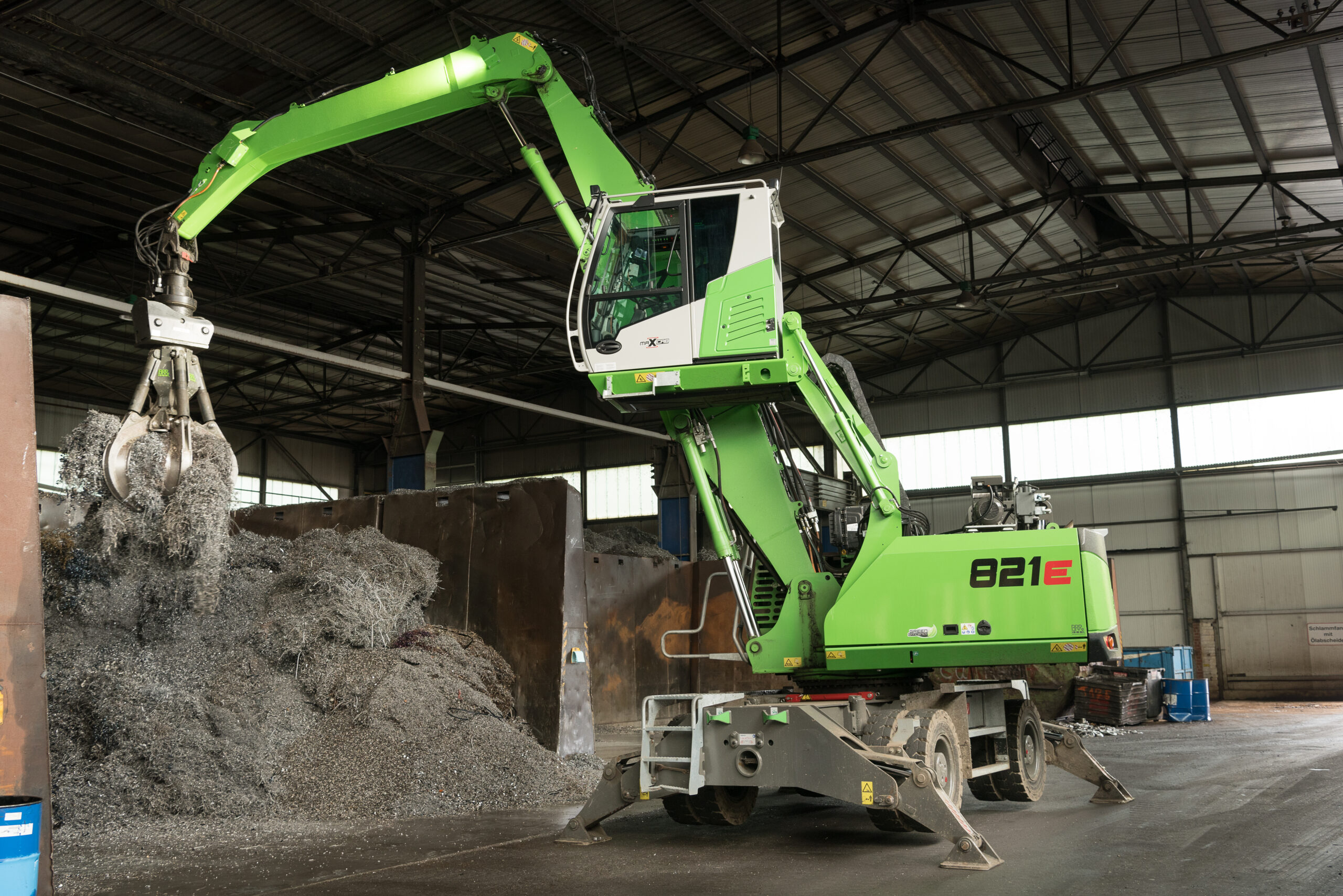 Sennebogen 821 Mobil: Menshen bereitet unterschiedlichste Materialien auf: NE-Metalle, Stahlschrott, aber auch Sperrmüll und Holz. Bild: Sennebogen