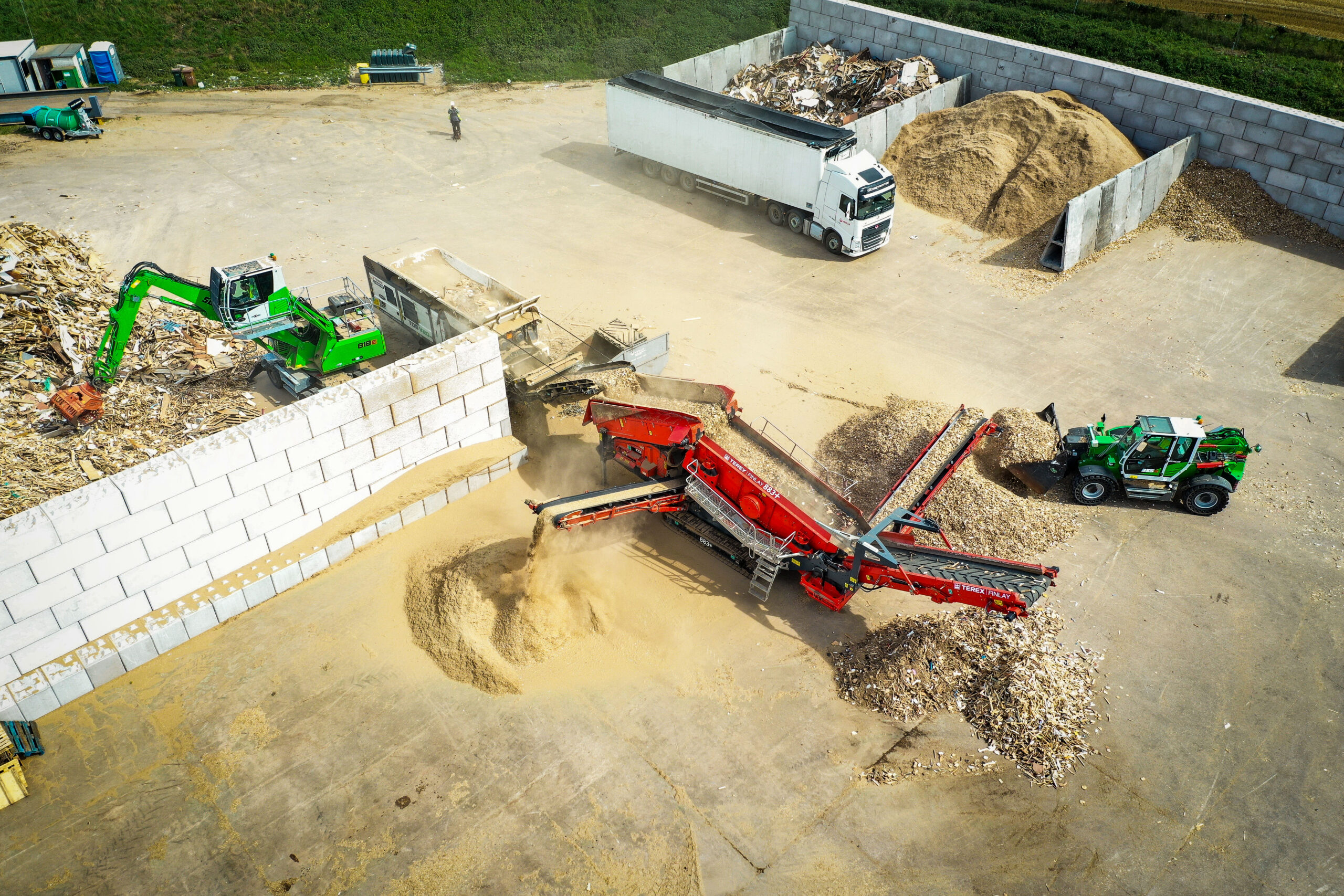 Die beiden Sennebogen-Maschinen 818 E und 355 E bei der Teamarbeit. Bild: Sennebogen