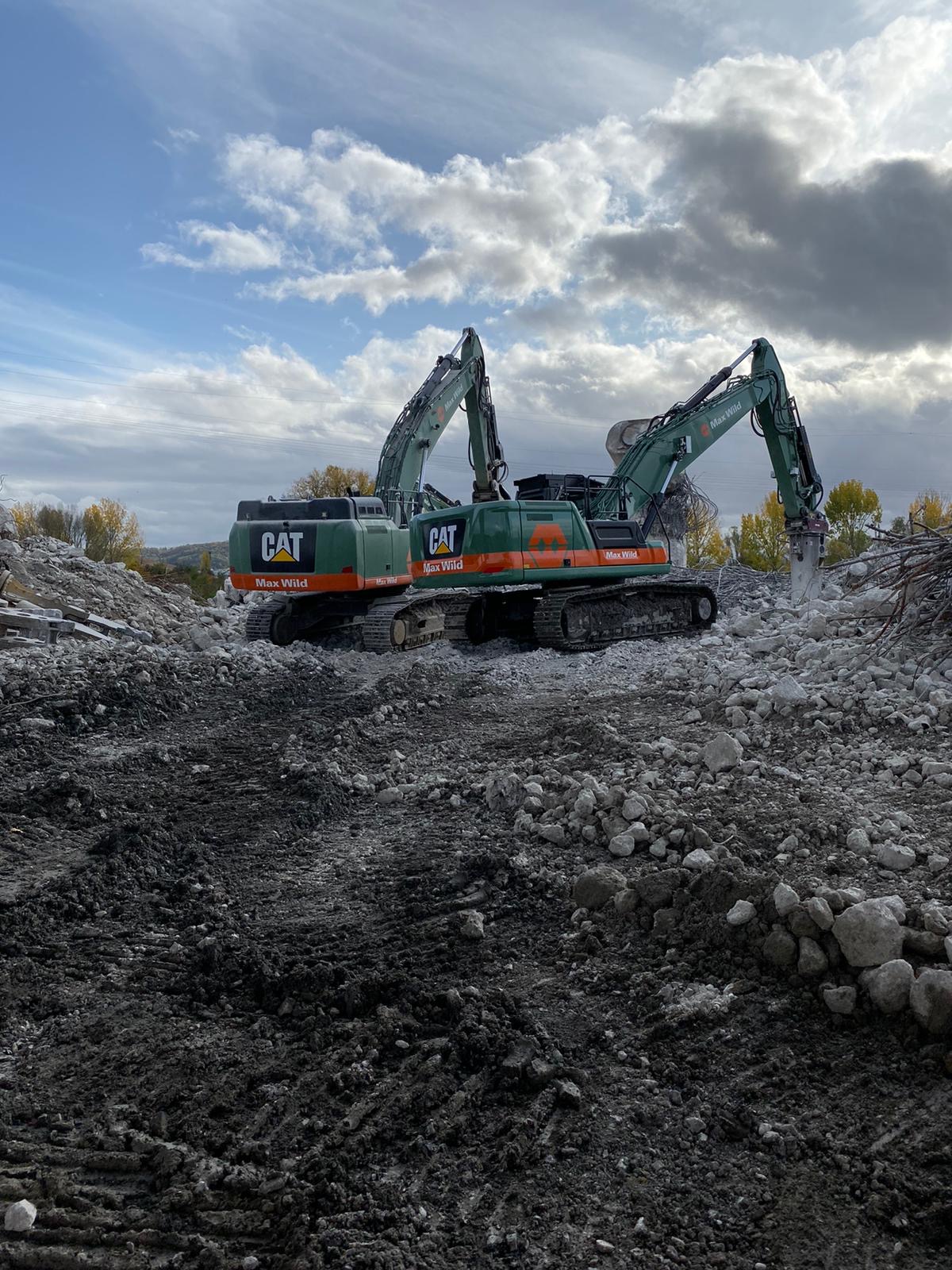 Zunächst rückte Max Wild bereits mit seinem größten Kettenbagger an: einem Cat 352F. Seit letztem Herbst kam weiteres schweres Geschütz ins Spiel, ein Cat 340, der erste in Europa mit geradem Ausleger speziell für den Abbruch. Bild Max Wild