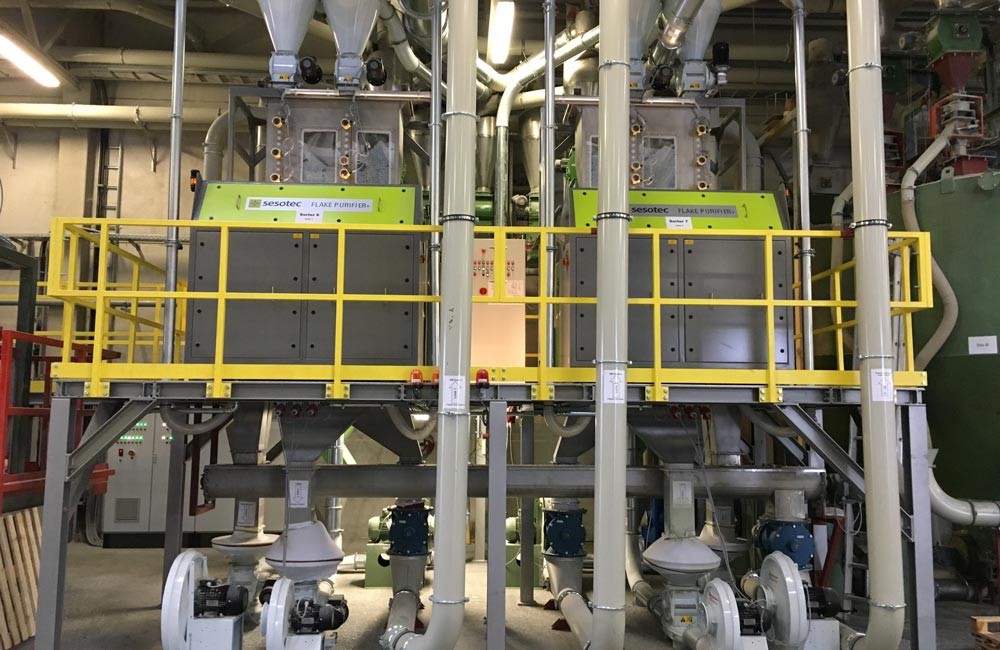 Flake Purifier+ Multi-Sensorsortiersysteme von Sesotec separieren in der Recyclinganlage der MultiPet GmbH Fehlfarben, Fremdkunststoffe und Metalle aus den Kunststoff- Flakes aus. Bild: Sesotec GmbH