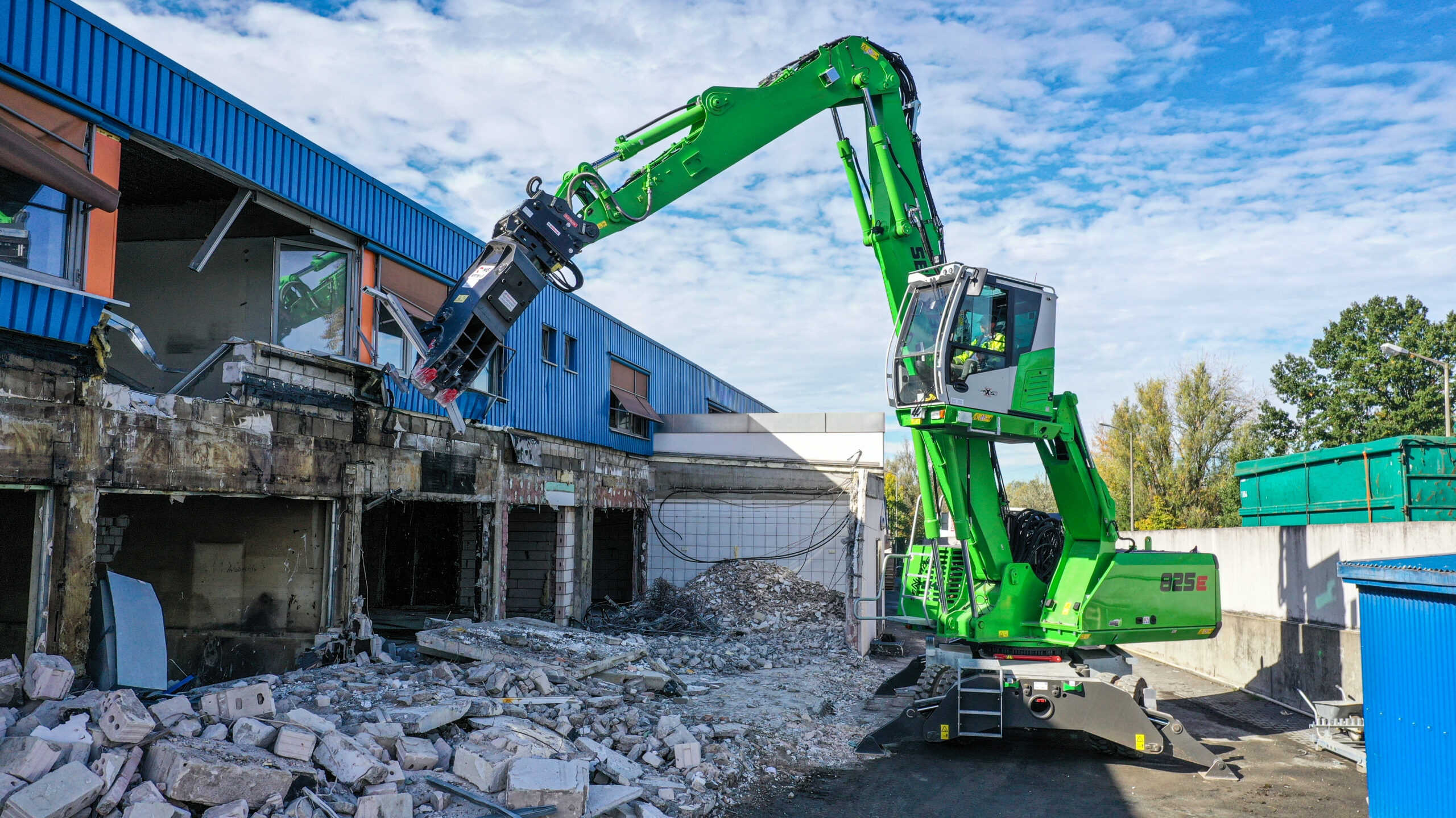 Die mobile Abbruchmaschine 825 E-Serie: ermöglicht Abrissarbeiten in Reichhöhen von bis zu 14 m, ob mit Scheren- oder Abbruchgreifer-Applikation Bild: Sennebogen