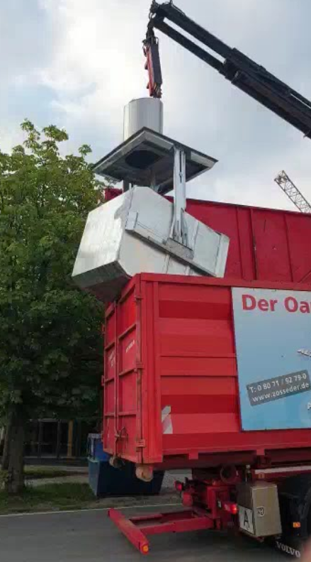 Mit der um 180 Grad verschwenkbaren Dreh-Kipp-Mechanik lässt sich der flüssigkeitsdichte Unterflur-Sammelbehälter von H&G praktisch wie von selbst ins Entsorgungsfahrzeug entleeren. Bild: H&G Entsorgungssysteme GmbH