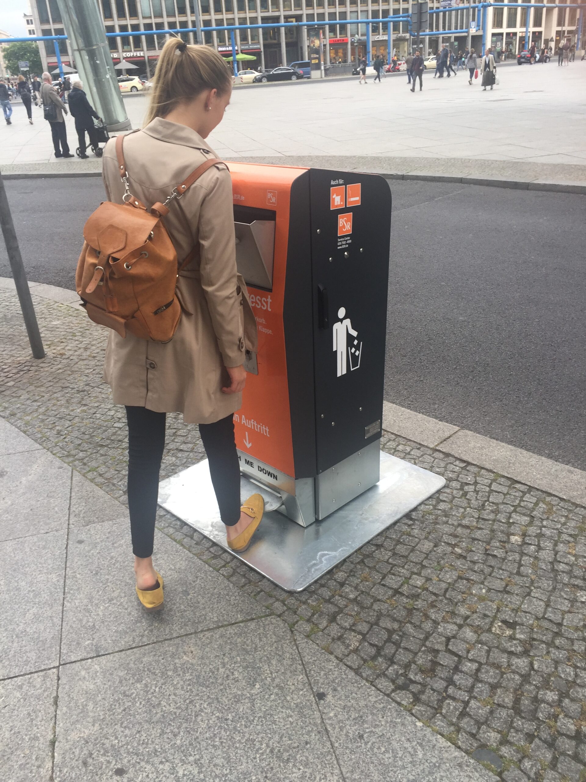 Mit dem Fußpedal lassen sich Mr. Fill-Abfallbehälter öffnen. Die Bedienung ohne Handeinsatz verhindert eine Ansteckung mit Coronaviren. Bild: German EcoTec