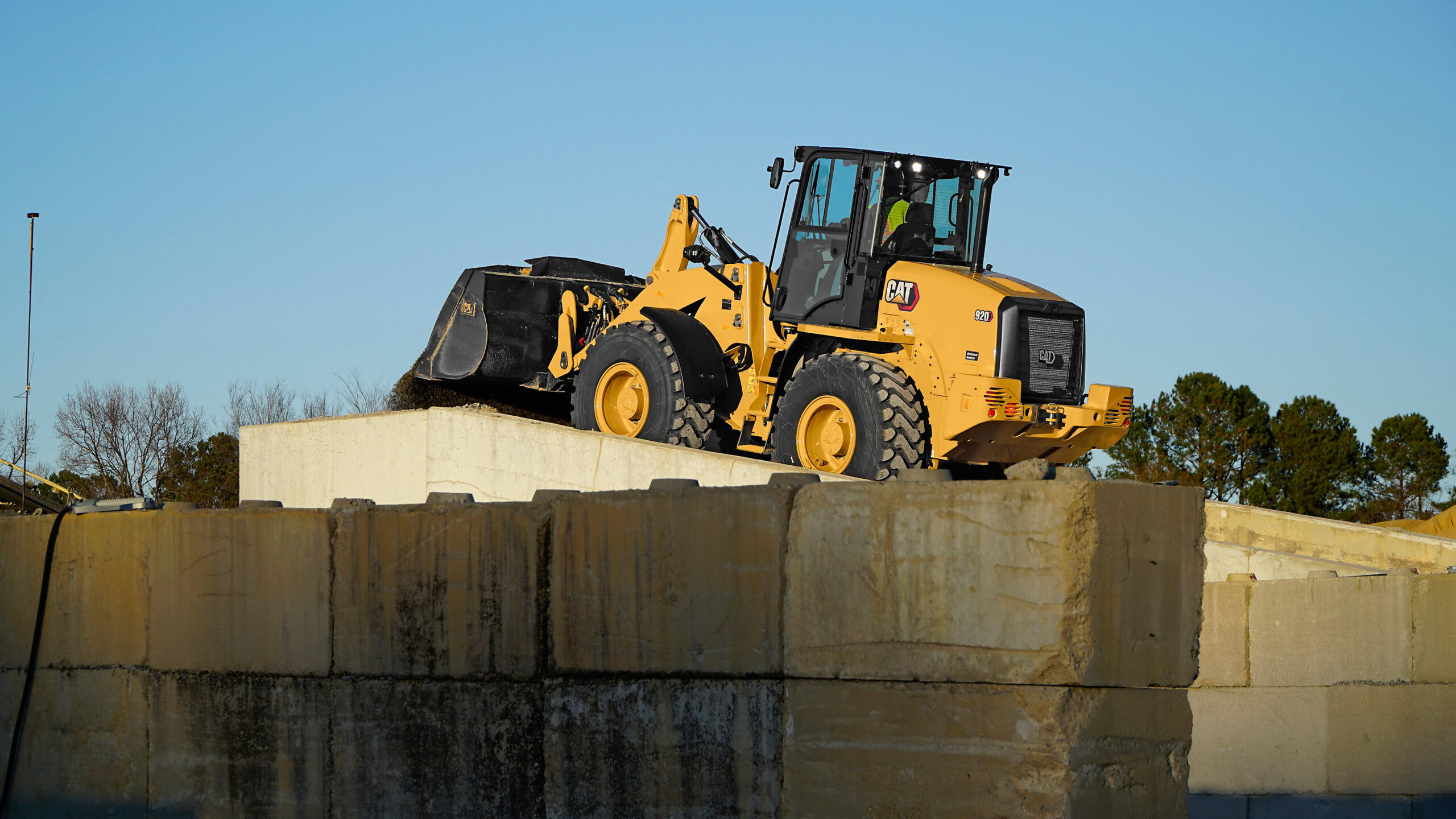 Der neue Cat 920 mit 90 kW (122 PS) Motorleistung und 9,9 Tonnen Einsatzgewicht. Bild: Caterpillar/Zeppelin