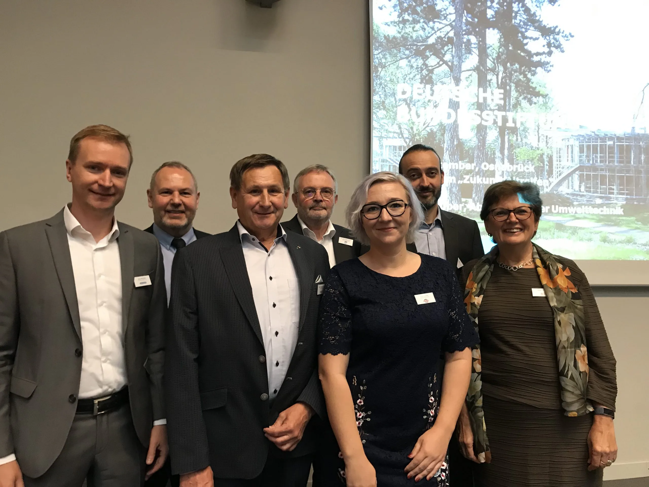 Die ZARE-Partner freuen sich über die Förderung vom BMBF. V.l.n.r.: Stefan Mayrhofer (KRAIBURG Austria), Michael Schwämmlein (Bundesverband Reifenhandel und Vulkaniseur-Handwerk), Reinhard Danninger sen. (Danninger OHG Spezialtransporte), Hans-Jürgen Drechsler (Aufsichtsratsvorsitzender KRAIBURG Austria), Hanna Schöberl (KURZ Karkassenhandel), Danny Schwalbe (Mülsener Rohstoff- und Handelsgesellschaft) und Christina Guth (CGW)