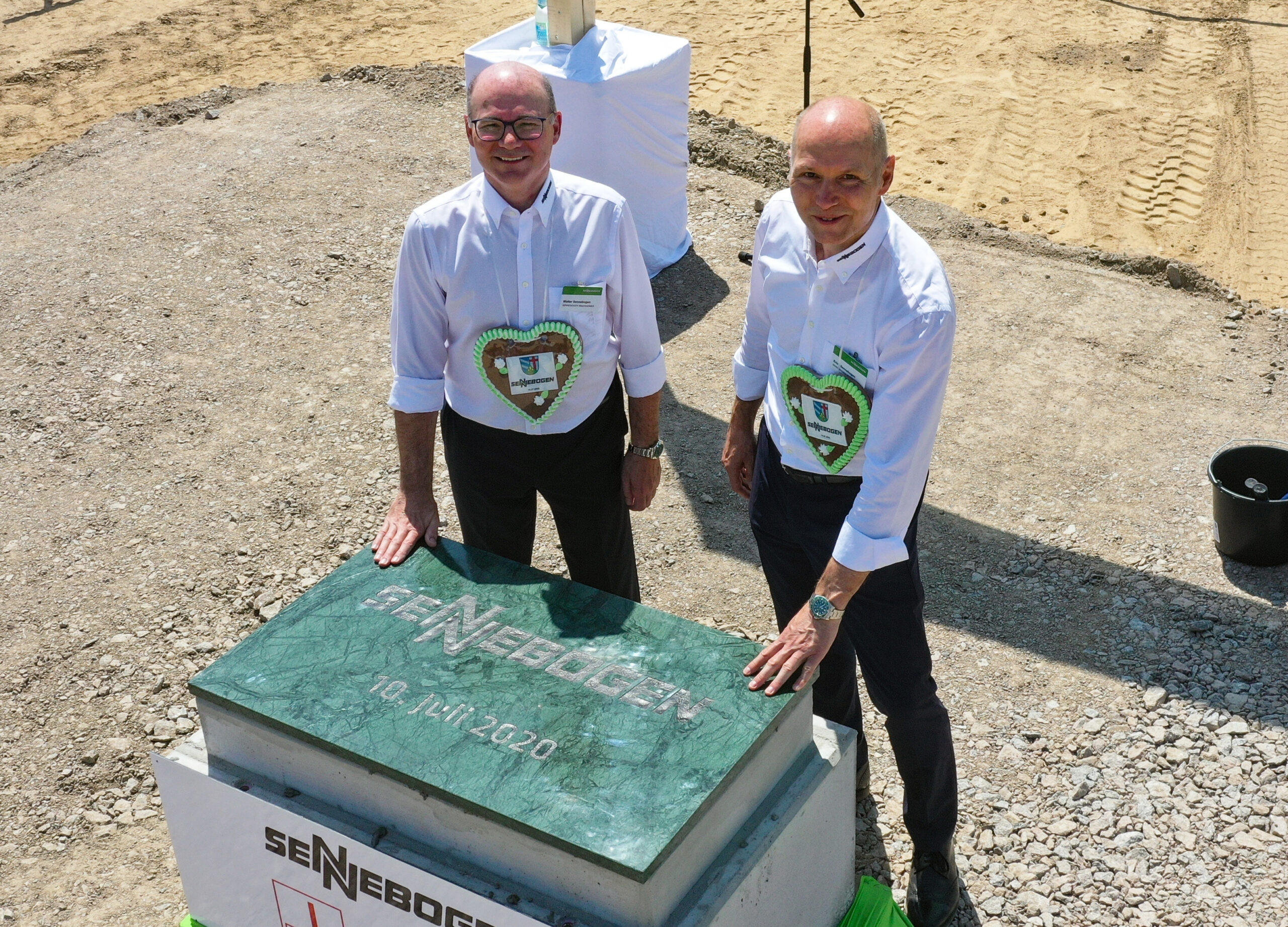 Die Gesellschafter Erich und Walter Sennebogen (v.r.) investieren insgesamt über 25 Mio. Euro in den neuen Standort im Landkreis Straubing-Bogen. Bild: Sennebogen