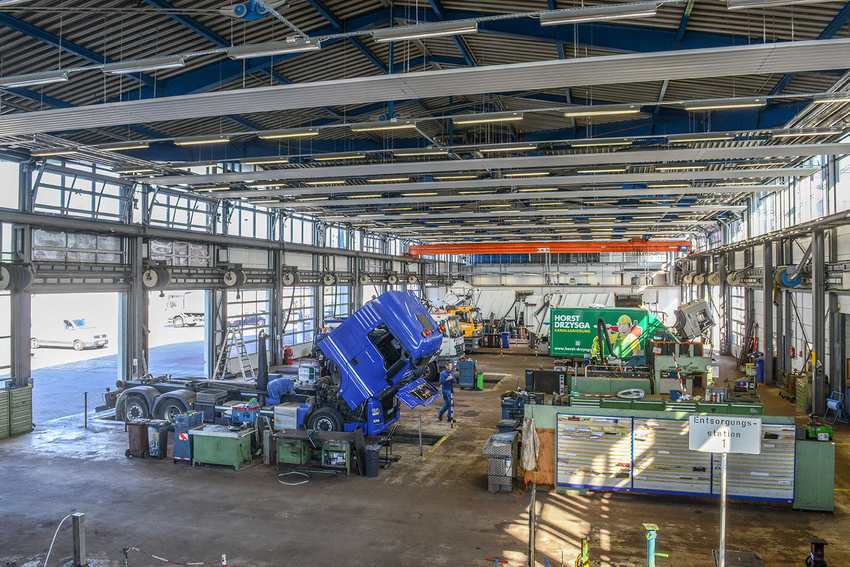 Die Werkstatthalle der neuen K-TEC FAUN Kraftfahrzeugtechnik GmbH im Oken 1 in Bremen bietet genug Platz für umfassende Serviceleistungen. Bild: Nehlsen AG / Fotograf: Michael Ihle