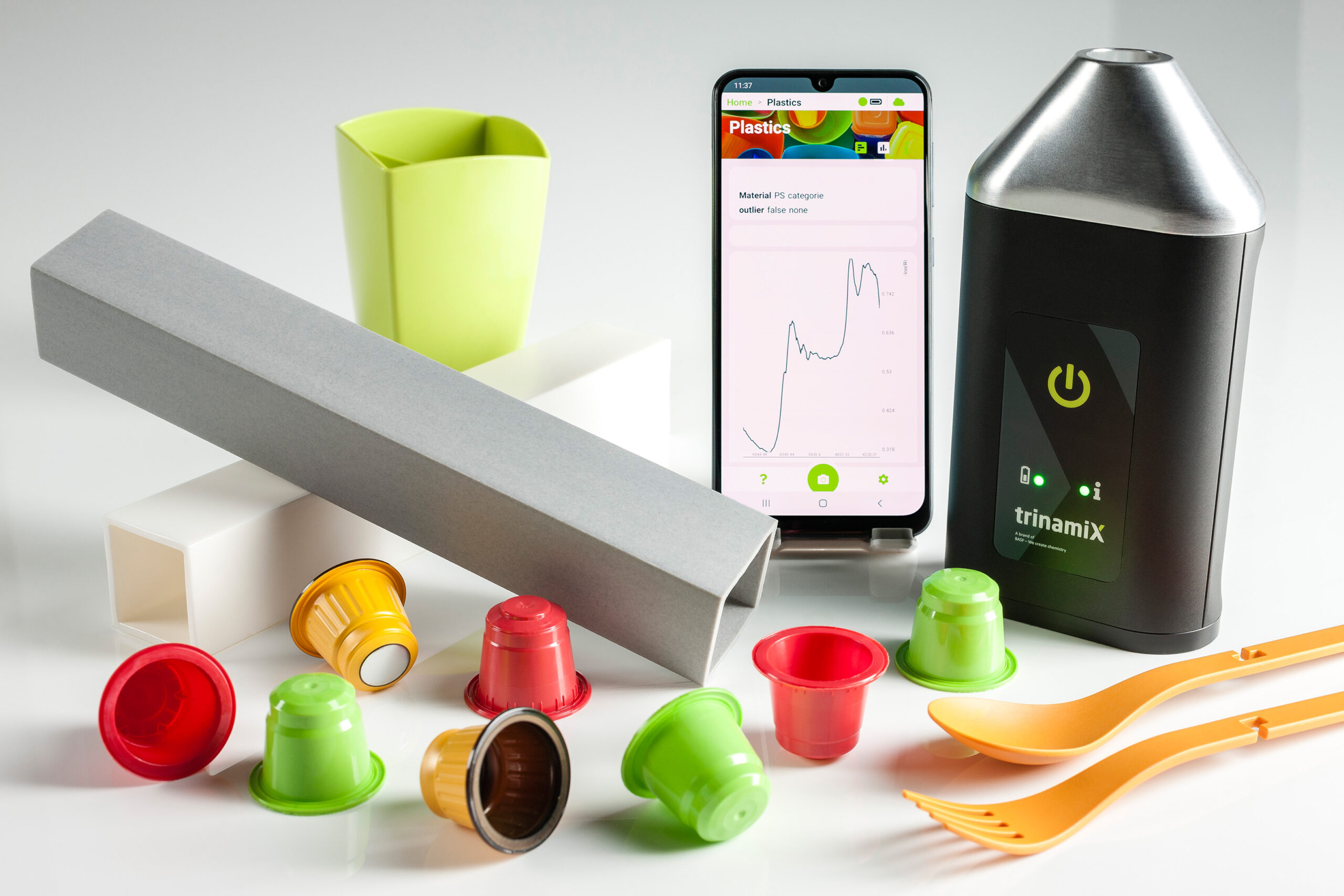 Mit Hilfe der Kombination aus handlichem Messgerät, der intelligenten Datenanalyse
und der mobilen App lassen sich Kunststoffe genau bestimmen und unterscheiden. Bild: trinamiX GmbH