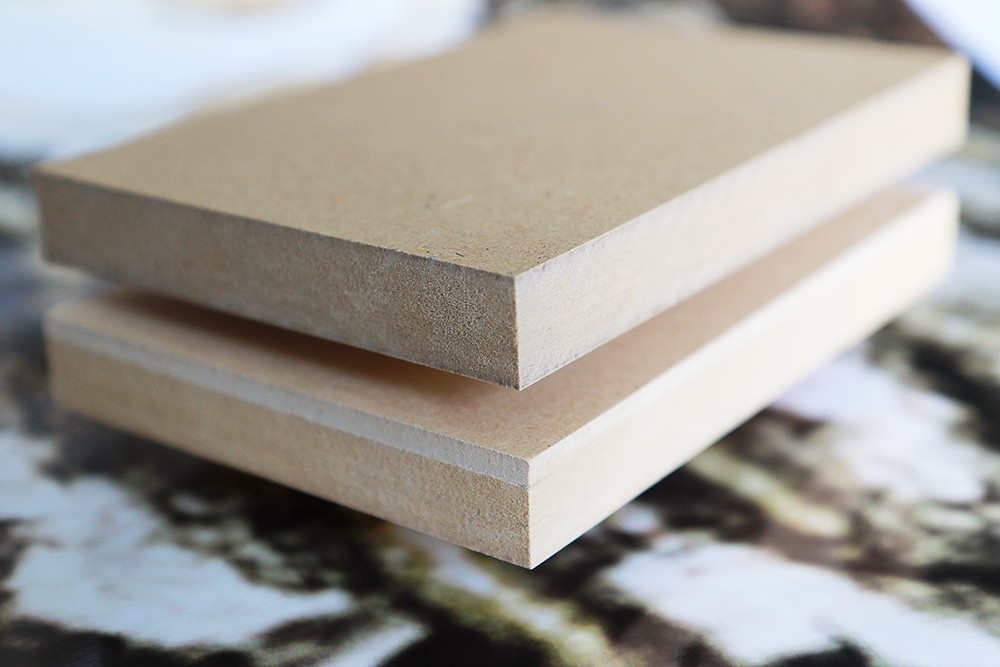 Mitteldichte Holzfaserplatten (MDF) mit einem Anteil Rübenpellets. Bild: Fraunhofer WKI/Manuela Lingnau