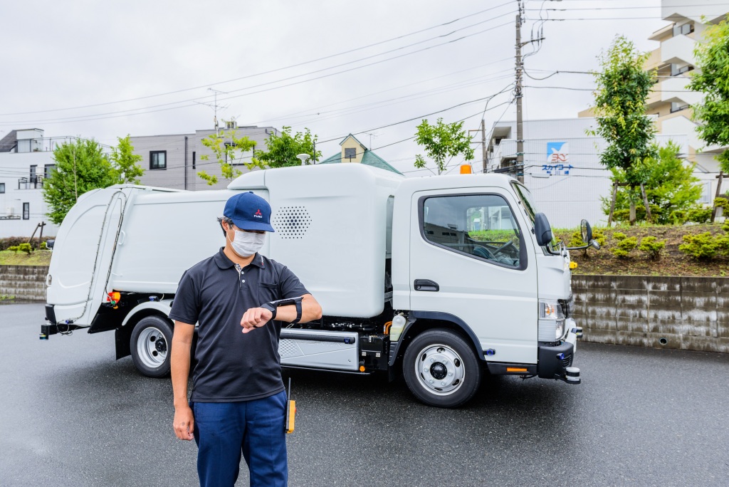 Der FUSO eCanter SensorCollect Konzept-Lkw kann fernübertragene Befehle sicher ausführen, z. B. dem Bediener folgen
