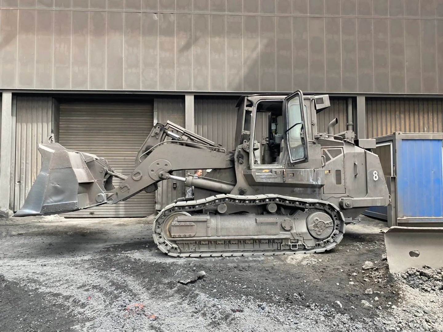 Trotz all der Schutzvorrichtungen unterliegen die Maschinen einem starken Verschleiß – schon nach den ersten Betriebsstunden legt sich um das gelb-schwarze Cat-Design eine graue Schicht aus Staub und die Maschinenfarbe verbrennt nach und nach. Bild: Caterpillar/Zeppelin