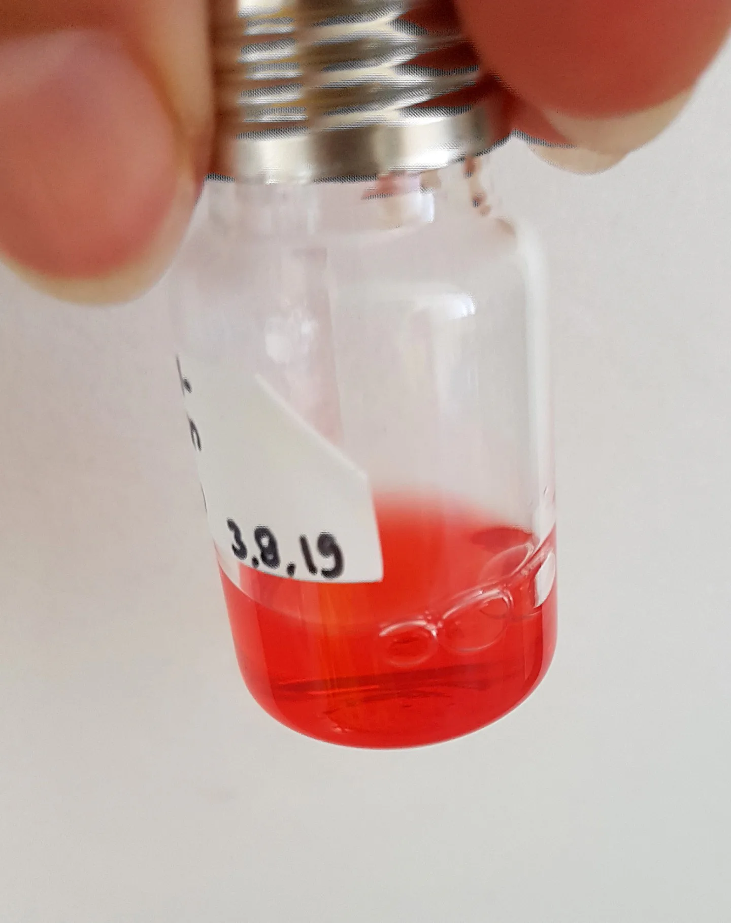 In der auf die Elektrolyse folgenden Fermentation wird Ameisensäure zu einem wertschöpfenden terpenoiden Farbstoff umgesetzt. Bild: Fraunhofer IGB