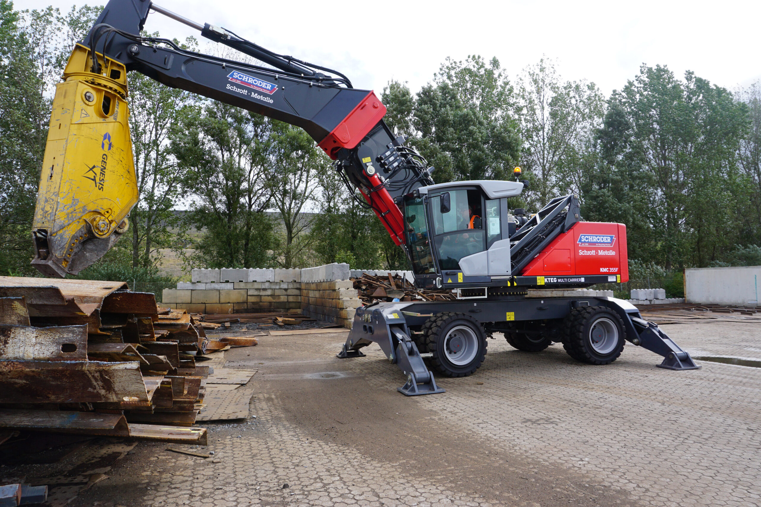 Der KTEG KMC355F Multi Carrier im Einsatz mit kurzem Ausleger und Schere. Bild: Kiesel