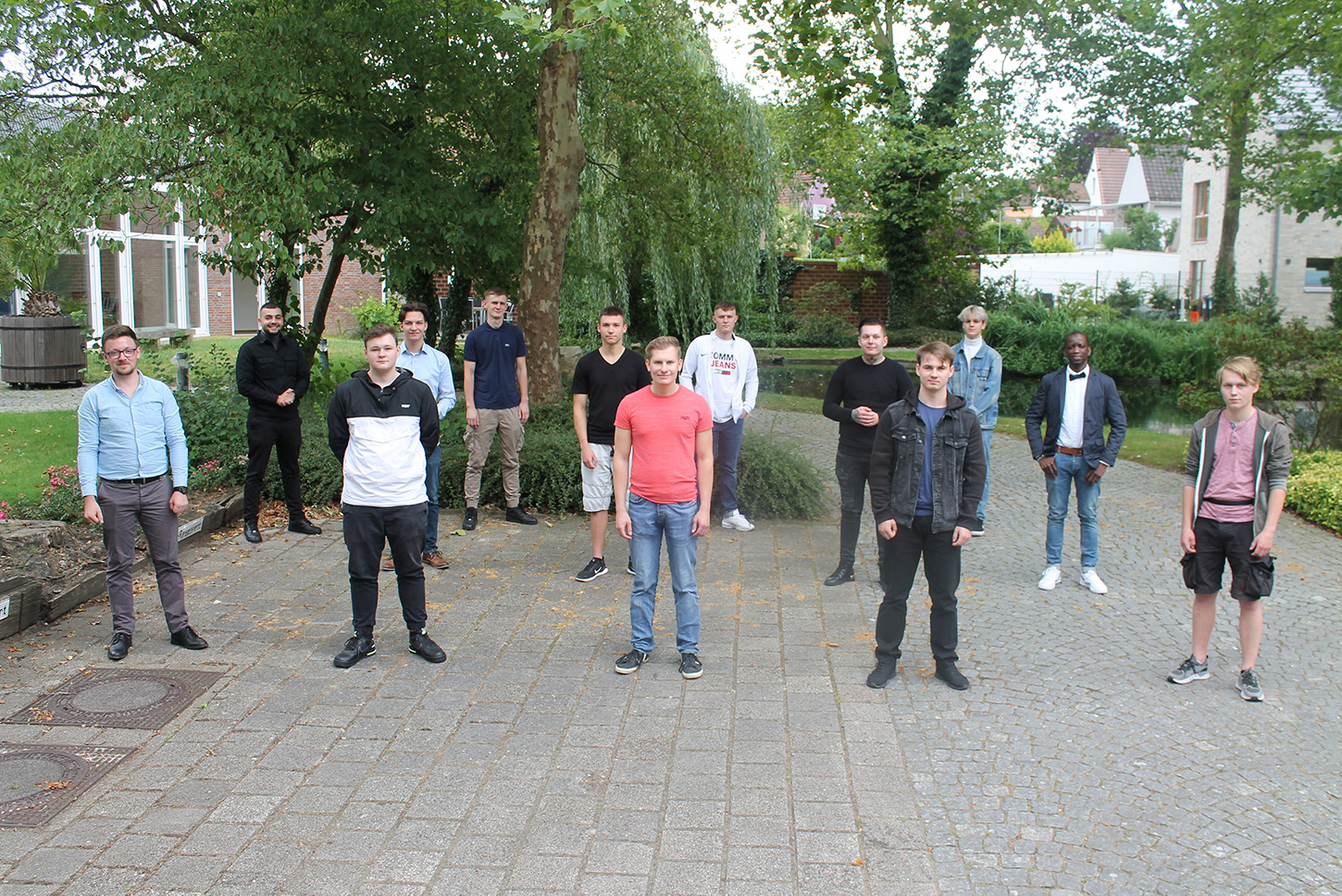 13 junge Menschen beginnen ihre gewerbliche Ausbildung bei Nehlsen in Bremen. Bild: Nehlsen AG / Fiona Seloff