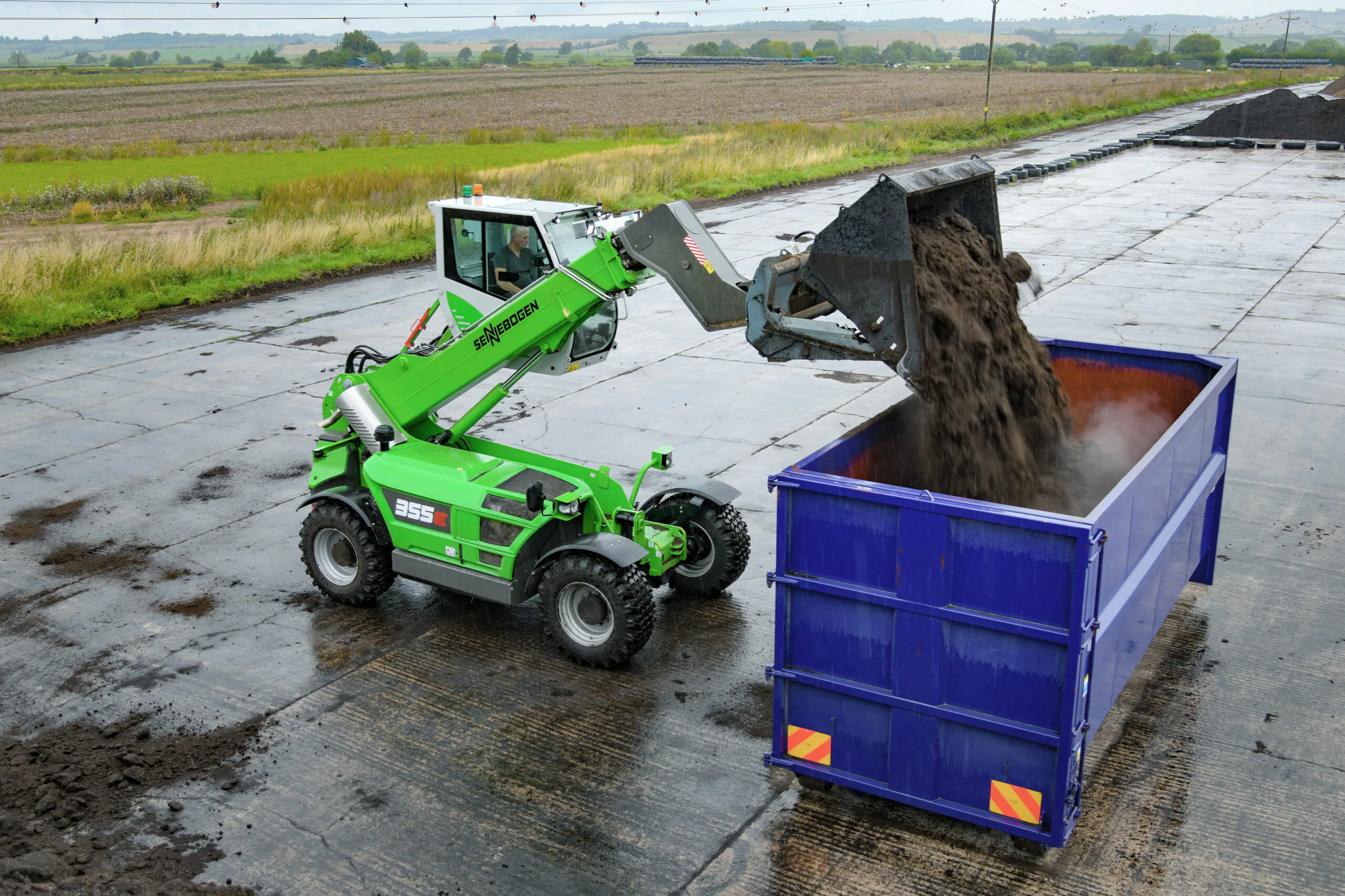 Durch die hochfahrbare Kabine hat der Fahrer seine Arbeit immer im Blick. Bild: Sennebogen