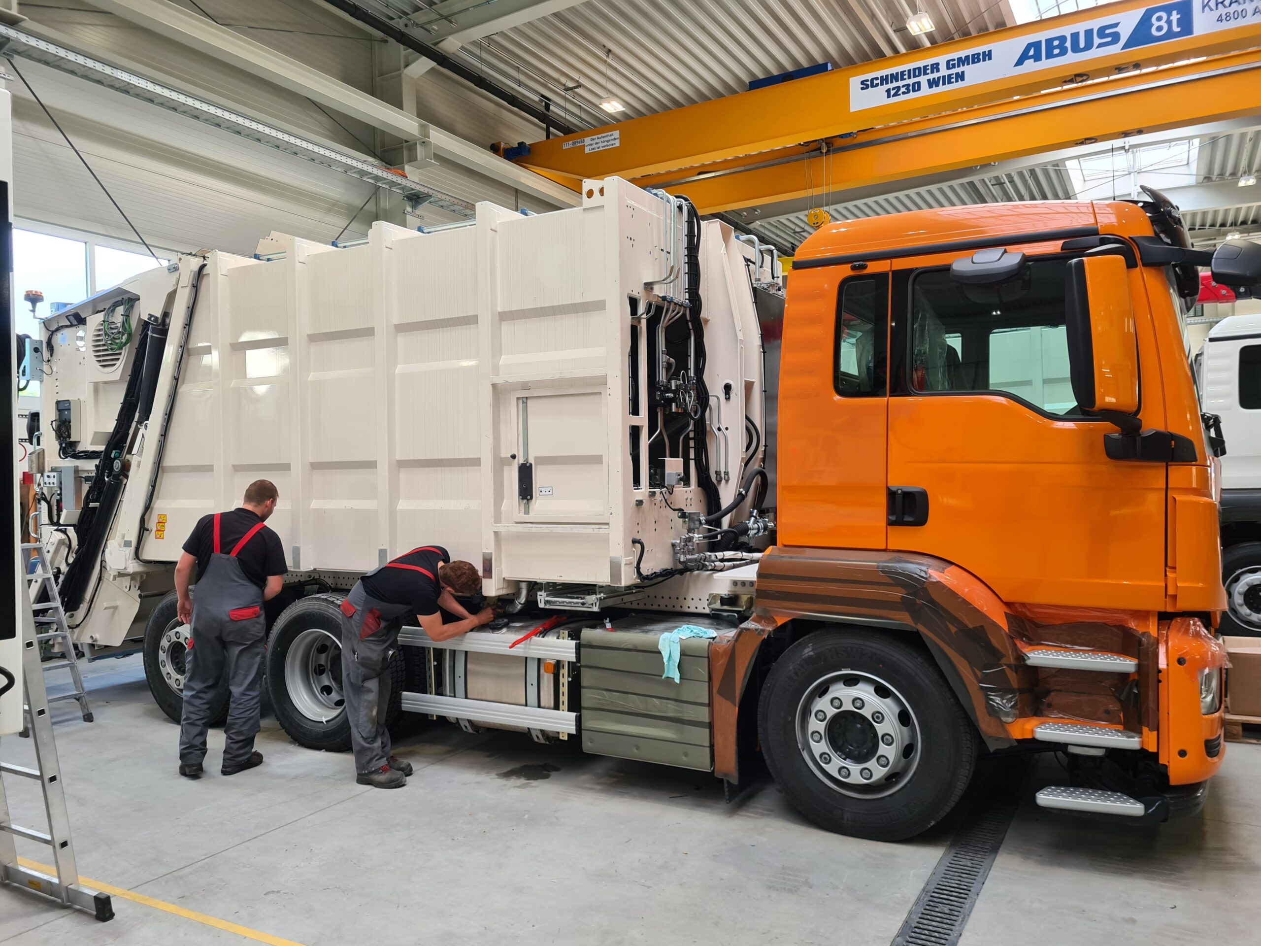 Aufbau der Fahrzeuge bei Stummer Kommunalfahrzeuge in Bischofshofen, Österreich. Die neuen Müllfahrzeuge wurden unter anderem mit einer Absaugvorrichtung am Heck ausgestattet. Bild: Stefan Neumayer, Stummer Kommunalfahrzeuge
