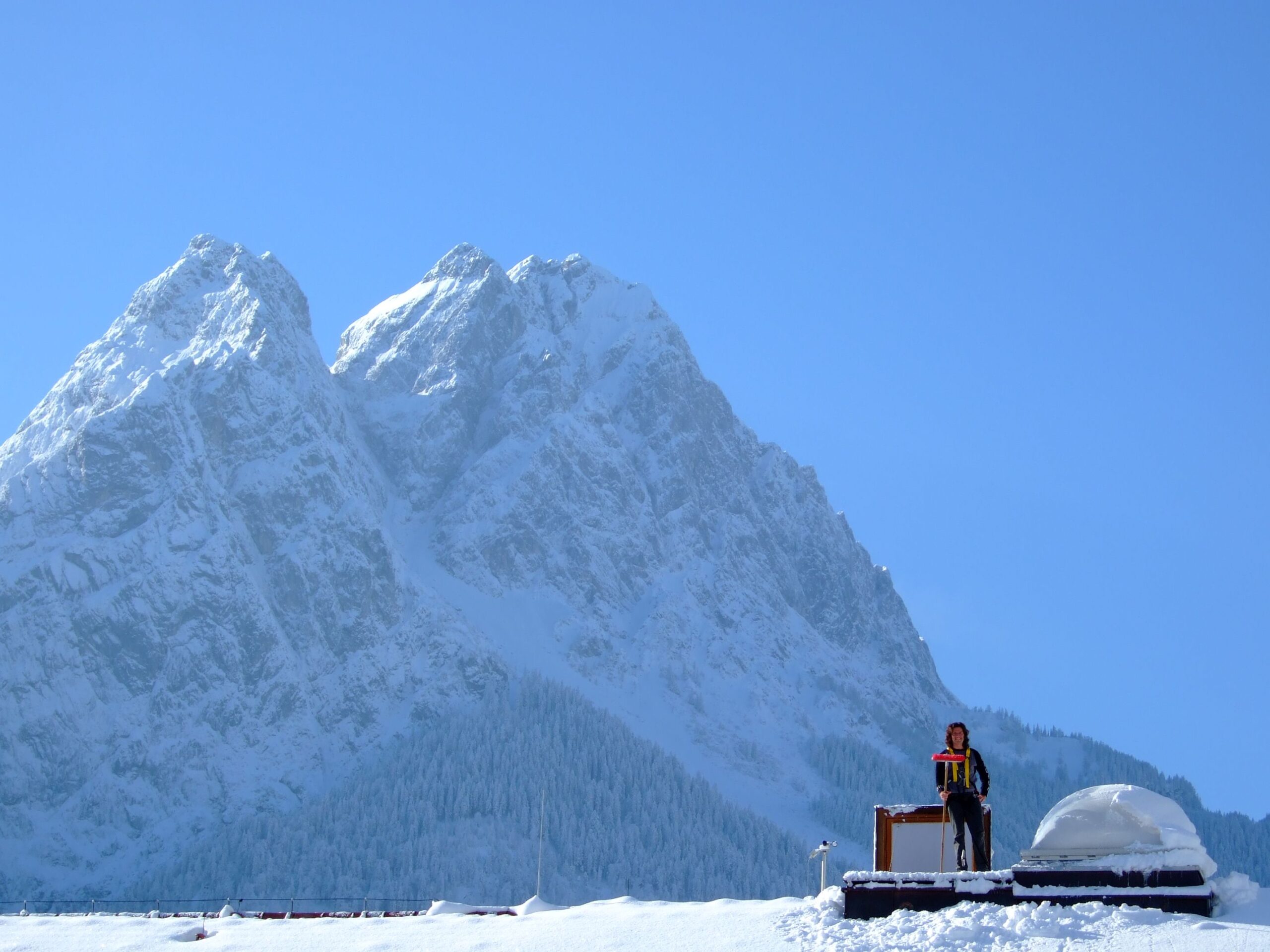 Auf der Zugspitze beobachten Wissenschaftler des KIT unter anderem die CO2-Konzentration in der Atmosphäre. Foto: Markus Rettinger, KIT