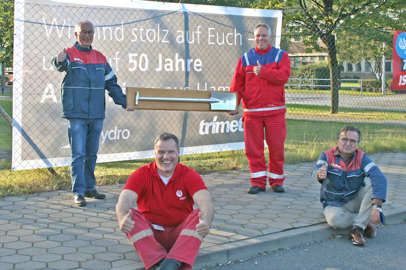Die Werksleiter Jörg Prepeneit von Trimet und Jan Peterlic von Hydro (hinten, v. l.) und die Betriebsratsvorsitzenden Michael Ecker (Hydro) und Bernd Siemon (Trimet) (vorne, v. l.)
(Quelle: Trimet)