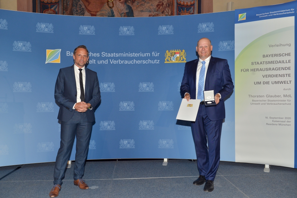 Umweltminister Thorsten Glauber verleiht Otto Heinz die Bayerische Umweltmedaille. Bild: Bayerisches Staatsministerium für Umwelt und Verbraucherschutz