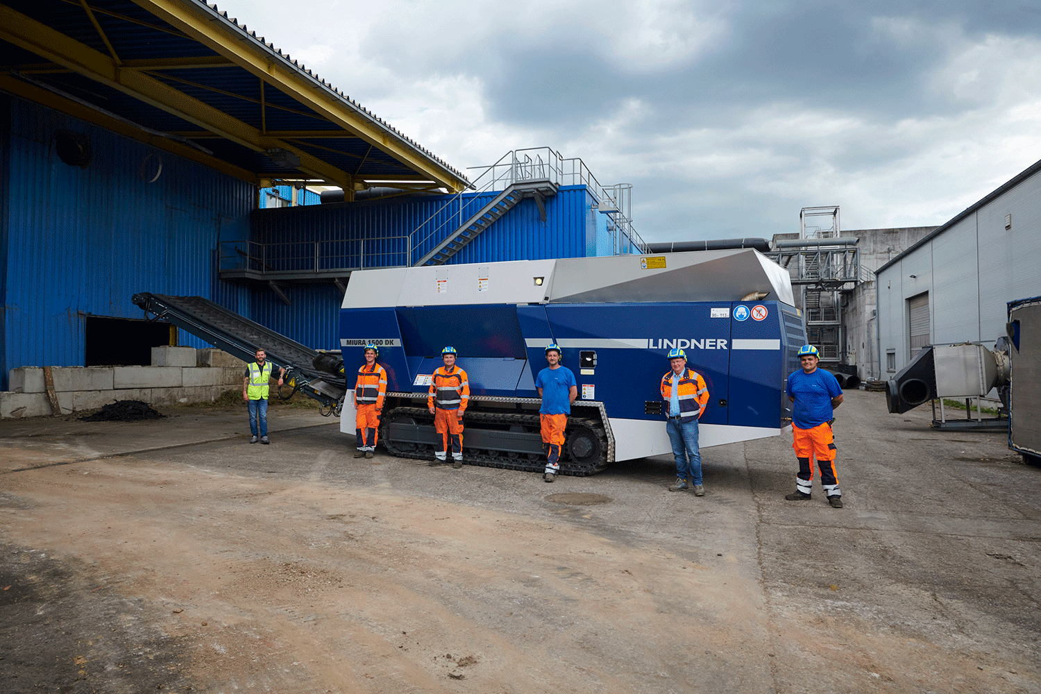 Lindner Sales Manager Clemens Jäger (1.v.l.) mit dem Team der LINZ AG rund um Betriebsleiter Franz Grottenthaler (5.v.l.) bei der Inbetriebnahme des neuen mobilen Schredders Miura 1500 DK. Bild: Lindner Recyclingtech