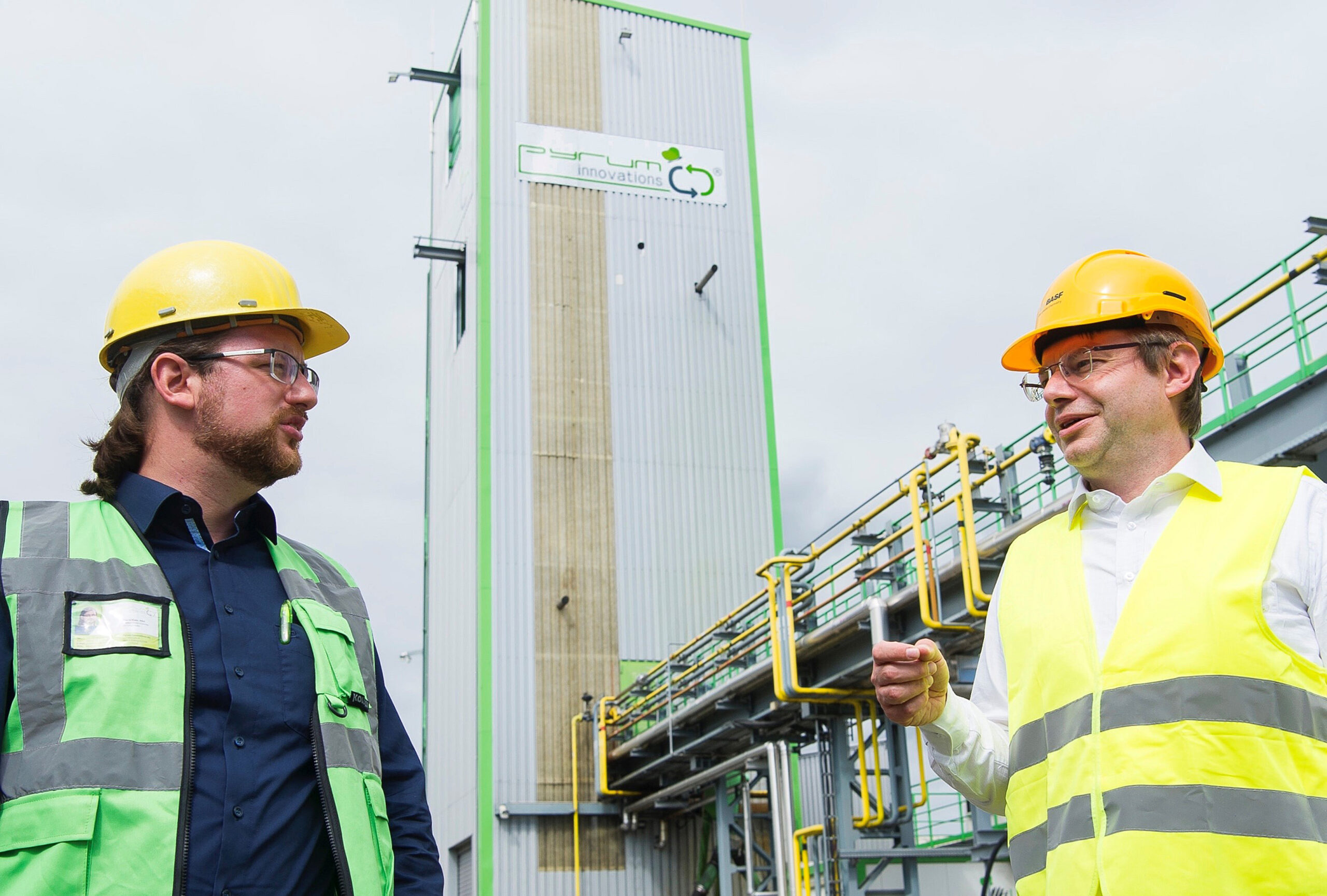 Pascal Klein (links), Gründer und CEO von Pyrum Innovations, und Dr. Christian Lach (rechts), Projektleiter Chemcycling bei BASF, vor der Reifenpyrolyseanlage von Pyrum in Dillingen/Saar (Quelle: BASF)