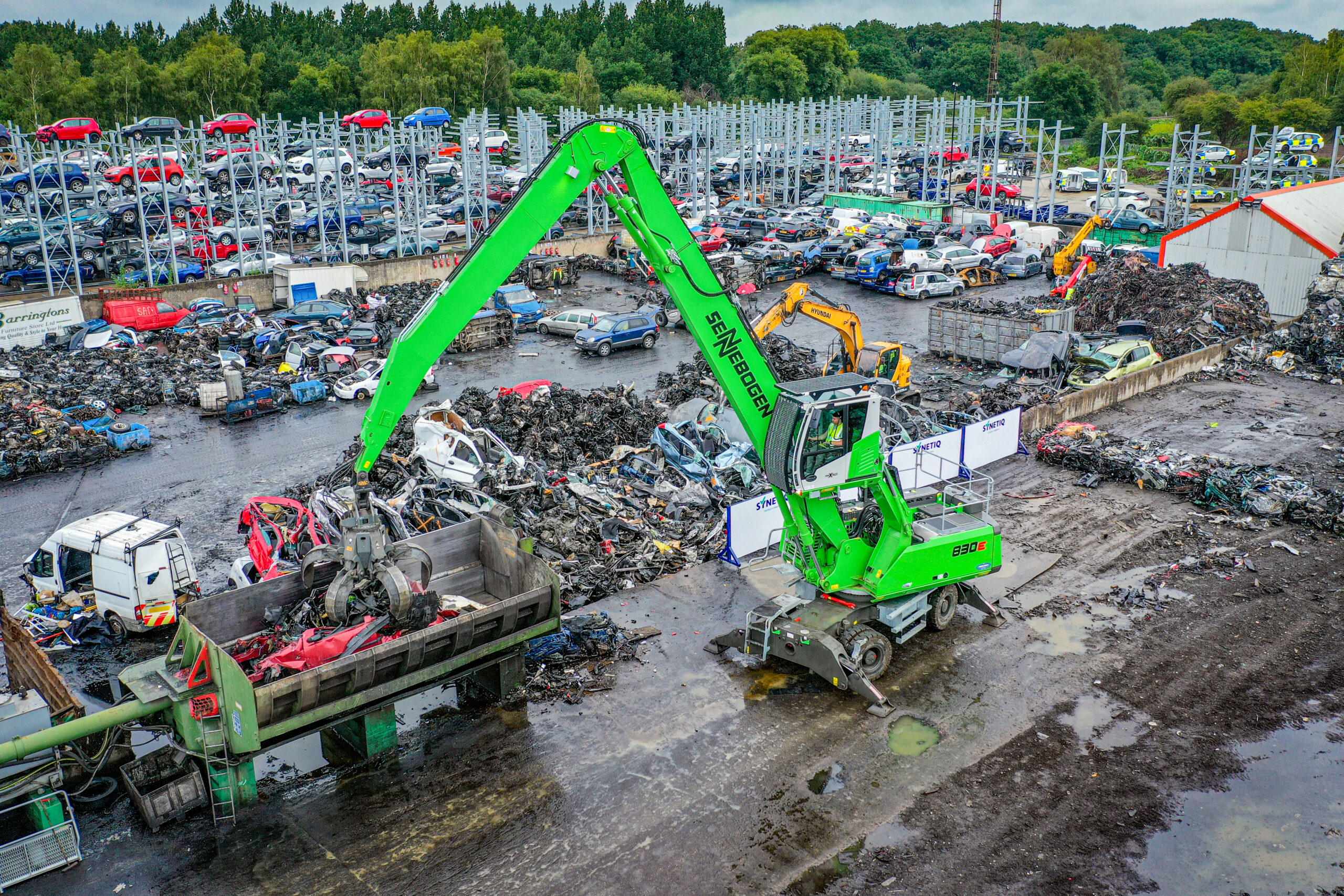 830 E-Serie in der Mobilvariante beim Beschicken der Ballenpresse mit Mehrschalengreifer. Bild: Quelle: Molson Green