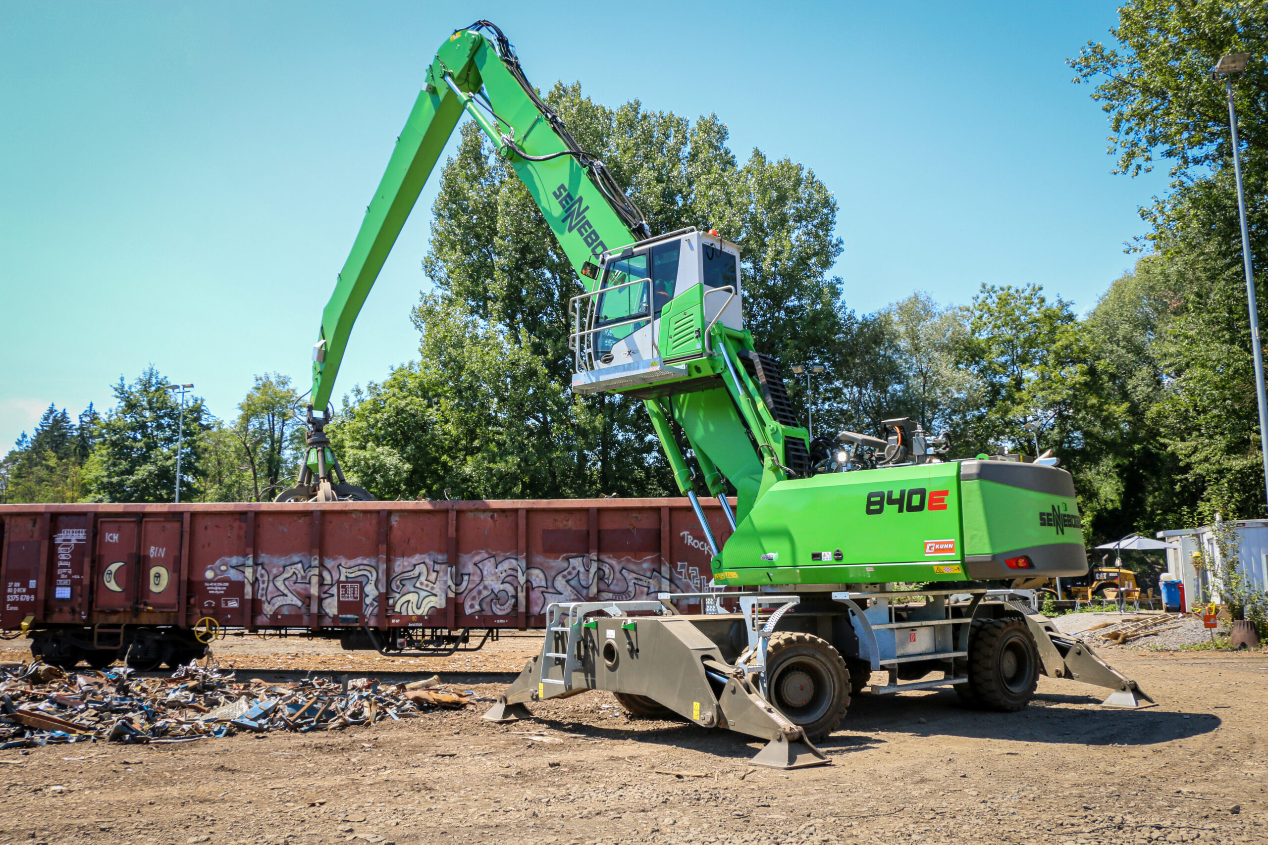 Zusatzpakete sorgen für mehr Flexibilität: Generator für den einfachen Wechsel auf Magnetbetrieb, Scheinwerferpakete an Stiel und Oberwagen erleichtern nächtliche Einsätze. Bild: Sennebogen
